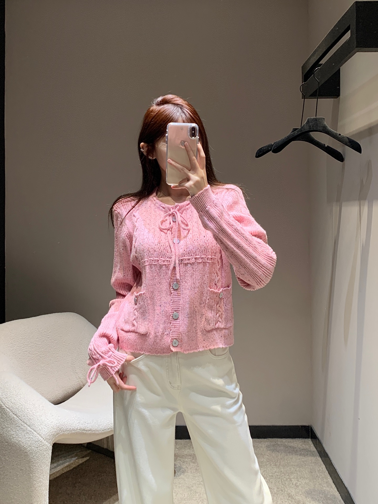 NO:323344,Batch Chane* 25Ss early spring new product, heavy craftsmanship tied pollen cardigan丨Exclusive high-end product!  A beautiful little fairy white and rich beauty artifact!  The temperament of a famous lady is beautiful and fairy!  The lace design is sweet and high-end. The original double C shell buckle is elegant and elegant. The slim fit style is versatile and fashionable and high-end!  Details are comprehensive and perfect for the workmanship quality. S/M/L, chanel, alexander wang is available in stock19860909批 Chane* 25Ss早春新品 重工艺系带花粉开衫丨独家高版出品！绝美小仙女白富美神器！名媛气质又美又仙！系带设计甜美又高级.原版双C贝壳扣优雅气质.修身版型百搭不挑人时髦又高级！细节全面到位完美做工品质.现货发售S/M/L,,chanel,alexander wang,Women's clothing