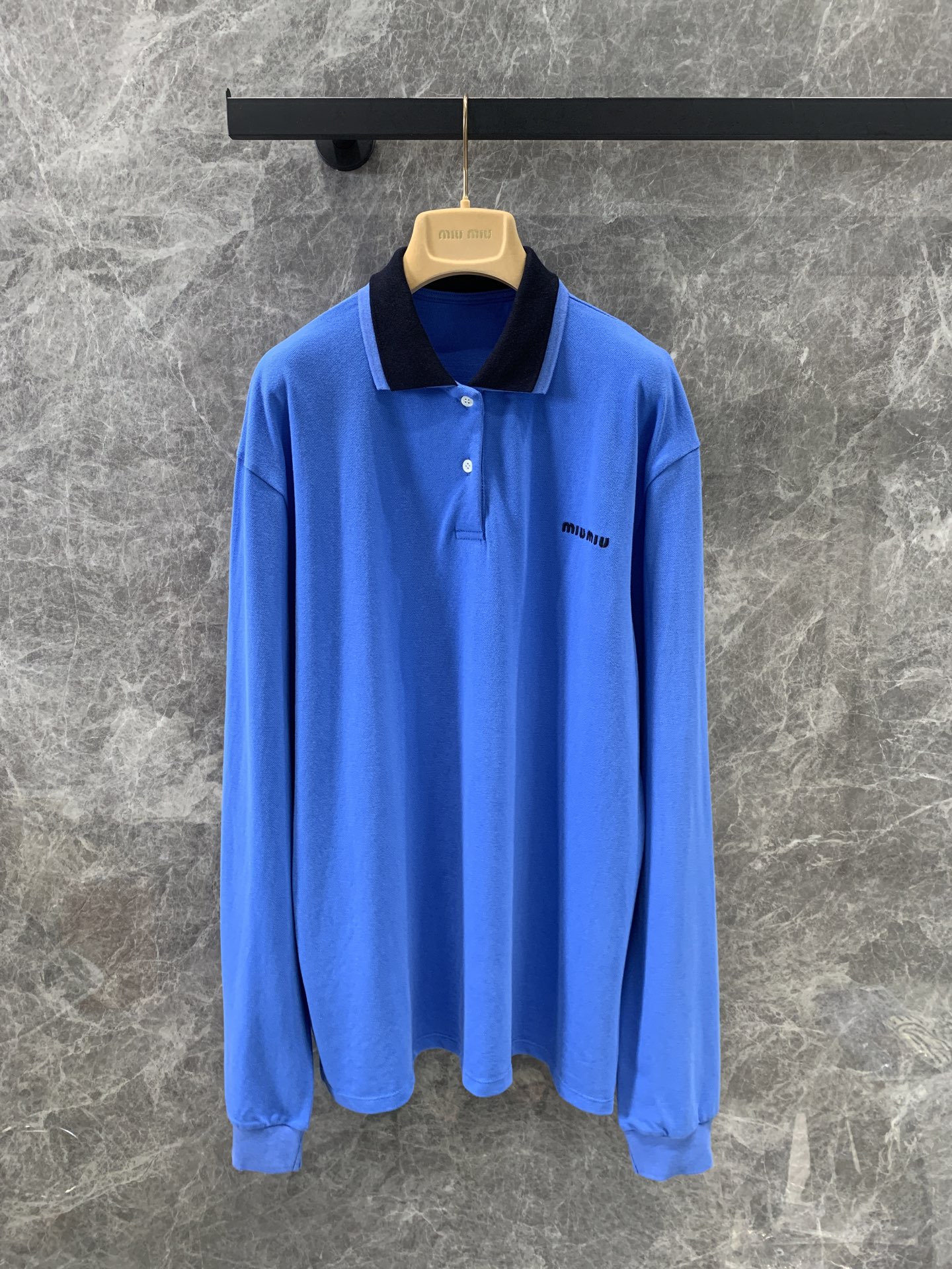 NO:484348,Supports replacement of MiuMi* 25Ss spring and summer new style, positioned embroidered letters blue long-sleeved polo shirt丨Exclusive yb development!  High-end production!  Love the fashionable style of intellectuals!  Overzise loose fit and fashionable essentials unlock all outfits!  Customized contrasting double rib collars are stylish and high-end!  Highly recommended private models, available in stock, S/M/L real photos, miumiu, alexander wang19860909支持换款MiuMi* 25Ss春夏新款 定位刺绣字母蓝色长袖polo衫丨独家yb开发！高版出品！超爱知识分子时髦风！overzise宽松版型时髦精必备单品解锁所有穿搭！定制撞色双层罗纹领时髦又高级！强烈推荐自留款,现货发售 S/M/L实拍细节图,,miumiu,alexander wang,Women's clothing