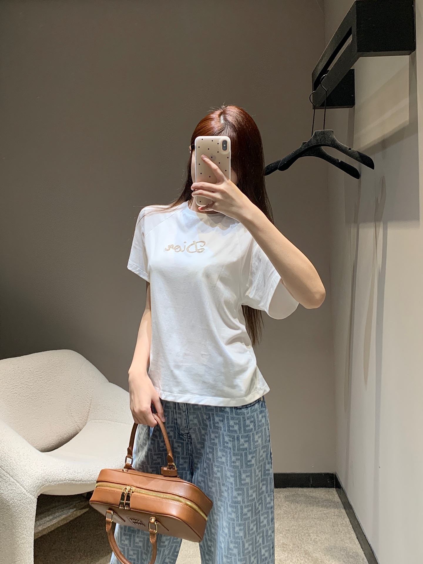 NO:322312,Dio* 25Ss early spring new style letter embroidered round neck short-sleeved T-shirt | Exclusive high-end production!  Regular short-sleeved T-shirt cut to highlight the brand style Made of gram-weight pure cotton with a slight elasticity Presents a slim visual effect Outlined with gold embroidery Platinum matching Show high-end style Outstanding style Outfits and stylish in one-piece inner wear Outdoors S/M/L,,dior,T-shirt,tees,t-shirt,alexander wang19860909批Dio* 25Ss早春新款 字母刺绣圆领短袖T恤丨独家高版出品！常规短袖T恤裁剪 凸显品牌格调 采用克重纯棉制成 略带有弹力 呈现显瘦视觉效果 以金色刺绣勾勒 白金色系搭配 彰显高级格调 单穿内搭都出彩时髦 现货发售 S/M/L,,dior,T-shirt,tees，t-shirt,alexander wang,Women's clothing