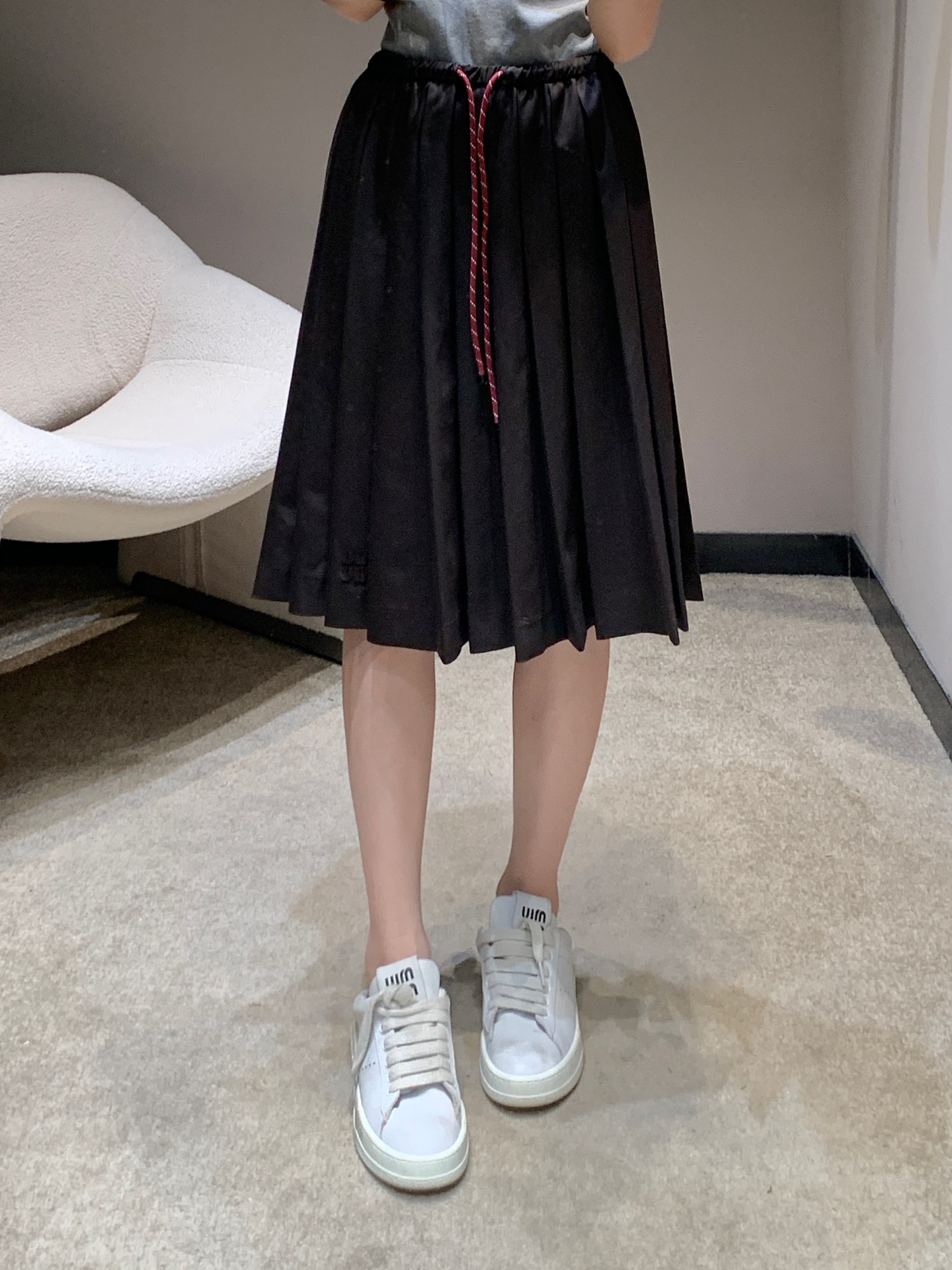 NO:322308,Miumi* 25Ss early spring new style college style girl pleated long skirt丨Exclusive high-end production!  The imported twill worsted fabric has a great texture!  Retro college-style literary girls must-have items!  Positioning patch embroidered letters, contrasting leather buckle webbing design, elastic waist lace-up style, huge slimming upper body!  It is sweet or salty and has a versatile temperament that is not picky!  Workmanship quality depends on the details. S/M/L, miumiu, skirts, alexander wang19860909批Miumi* 25Ss早春新款 学院风少女压褶长半裙丨独家高版出品！进口斜纹精纺面料质感超赞！复古学院风文艺少女必入单品！定位贴布刺绣字母,撞色皮扣织带设计,松紧腰系带版型上身巨显瘦！可甜可盐气质百搭不挑人！做工品质看细节.现货发售 S/M/L,,miumiu,skirts,alexander wang,Women's clothing