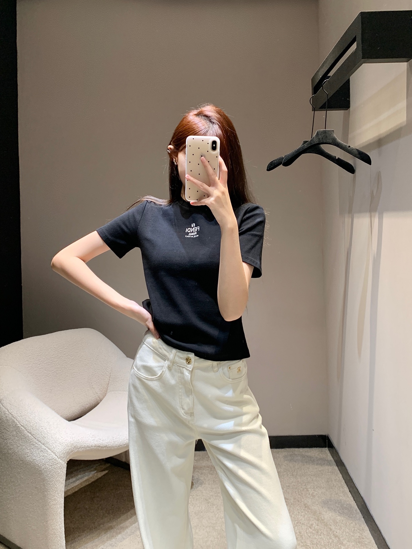 NO:322903,Batch Fend* 25Ss early spring new style letter embroidered base short sleeve short T-shirt | Exclusive yb development!  High-end production!  Logo embroidery This LOGO contrasting base T-shirt presents a free and unrestrained creative temperament and playful merger. The upper body is really soft and comfortable. The retro round neckline design fits the neck to make the neck look longer. The simple slim design is super high-end and invincible. It can be called a classic and versatile style. The hot girls must be sold in stock. S/M/L, fendi, T-shirt, tees, t-shirt, alexander wang19860909批 Fend* 25Ss早春新款 字母刺绣打底短袖短款T恤丨独家yb开发！高版出品！标志刺绣这款LOGO撞色打底T恤 呈现自由无羁的创意气质与俏皮兼并的敲到好处上身真的太太太软太舒服啦复古小圆领口设计贴合颈部显得颈部线条更修长 简约修身设计超高级无敌好穿堪称一绝经典百搭款必入辣妹必入现货发售S/M/L,,fendi,T-shirt,tees，t-shirt,alexander wang,Women's clothing