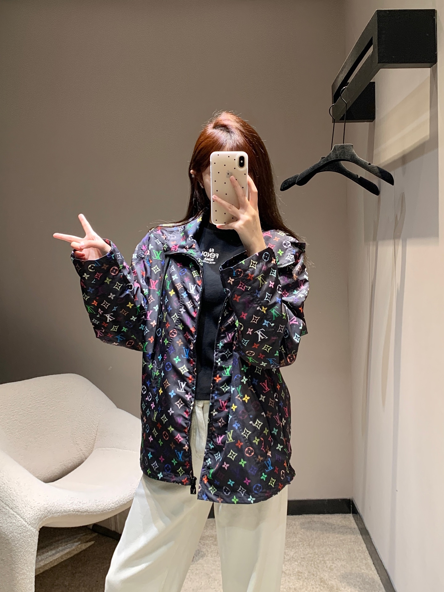 NO:322889,Batch Louis Vuitt*n 25Ss early spring new Monogram printed technology windproof jacket | Exclusive high-end production!  This windbreaker is made of eye-catching soft tones, perfect for spring. The technical model is decorated with a full Monogram Craggy pattern, exclusive collaboration results, and rich decorations, recreating the artist's favorite mascot daisies and foxhounds. The same style for men and women ~ S/M/L, louis vuitton, jackets & coats, jackets & coats, alexander wang19860909批 Louis Vuitt*n 25Ss早春新款 Monogram印花科技防风夹克外套丨独家高版出品！这款风衣采用引人注目的柔和色调,非常适合春天.该技术模型饰有通体 Monogram Craggy 图案,独家合作的成果,并配有丰富的装饰,再现了艺术家最喜欢的吉祥物雏菊和猎狐犬.男女同款～现货发售S/M/L,,louis vuitton,jackets & coats,jackets & coats,alexander wang,Women's clothing