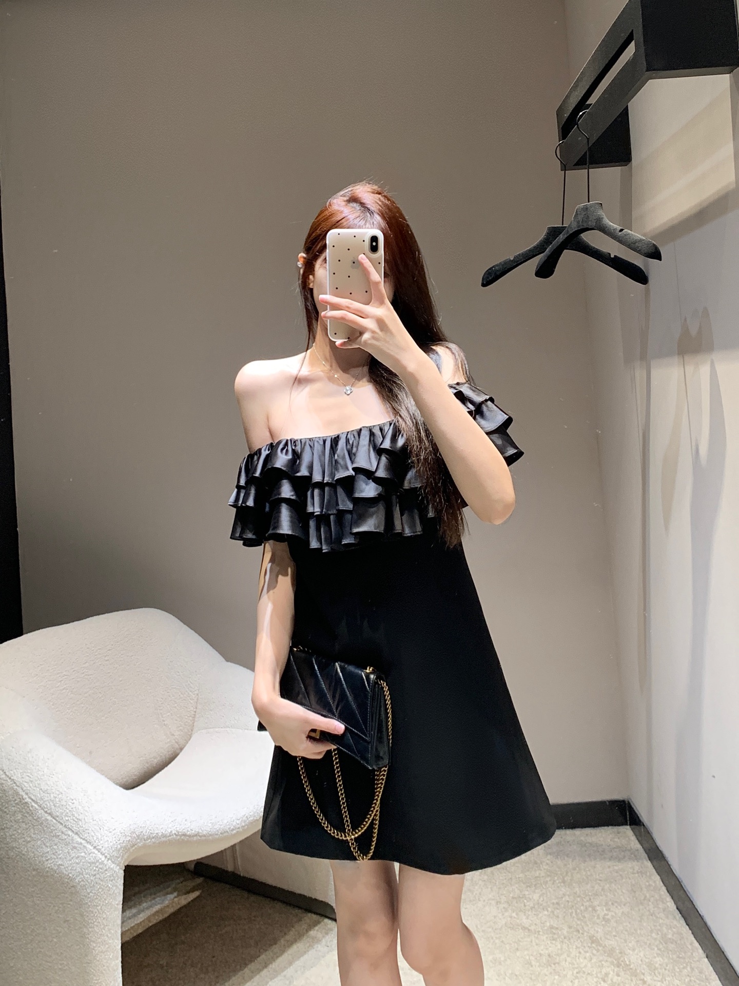 NO:322895,Category Celin* 25Ss early spring new style, one-shoulder sexy pure and lustrous ruffled dress丨Exclusive high-end production!  The one-shoulder design perfectly embellishes the neck lines suitable for fairies of all body shapes. The workmanship is exquisite and meticulous!  Custom fabrics are full of high-end feel!  S/M/L, celine, skirts, alexander wang19860909批 Celin* 25Ss早春新款 一字肩性感纯欲风荷叶边连衣裙丨独家高版出品！一字肩的设计完美的修饰颈部线条适合各种身材的仙女♀ 做工精巧细致 ！定制面料高级感满满！现货发售S/M/L,,celine,skirts,alexander wang,Women's clothing