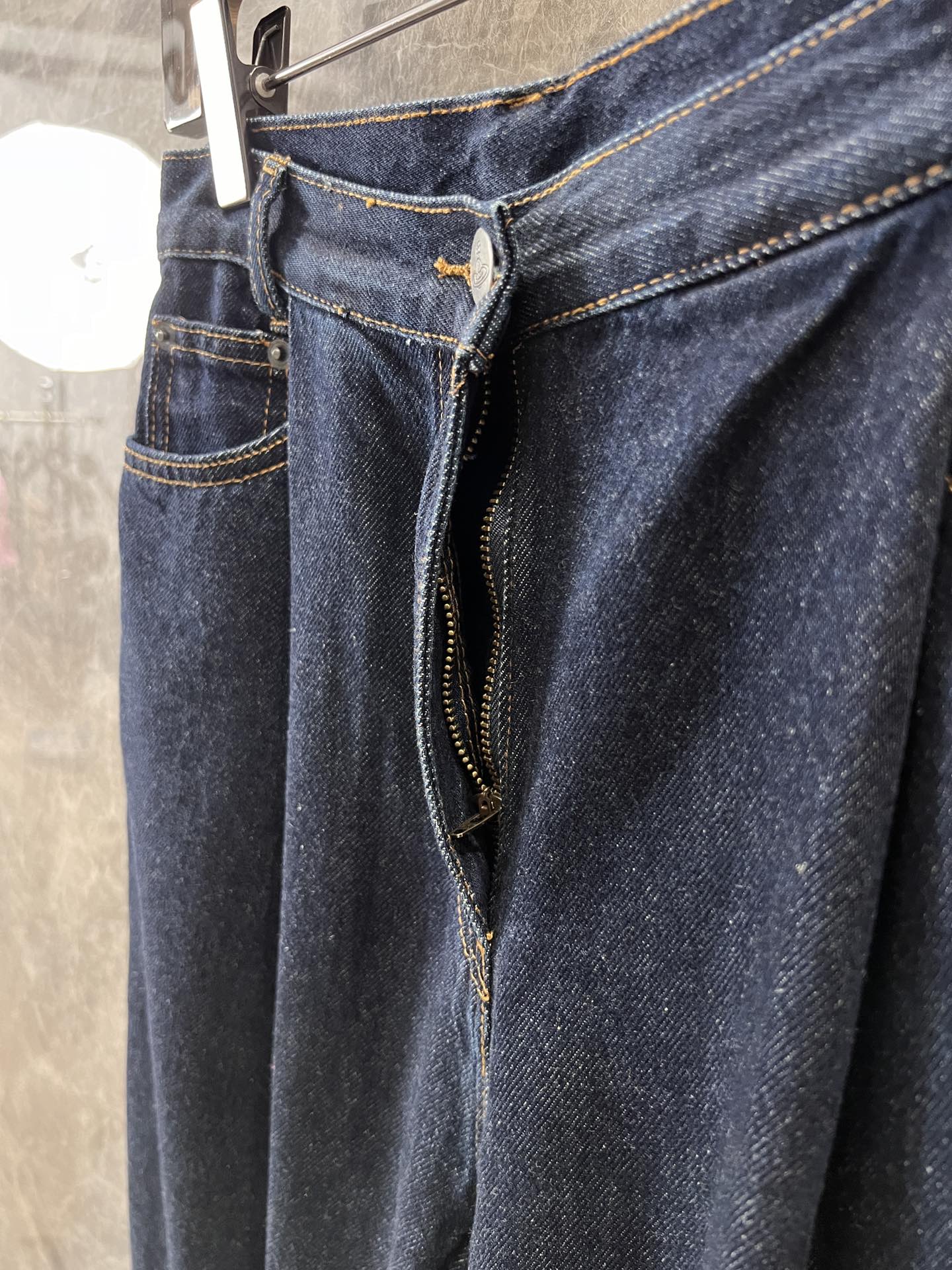 High-Quality Women’s Suit with Unique Embroidery Logo and Free Jeans Offer - 图片 5