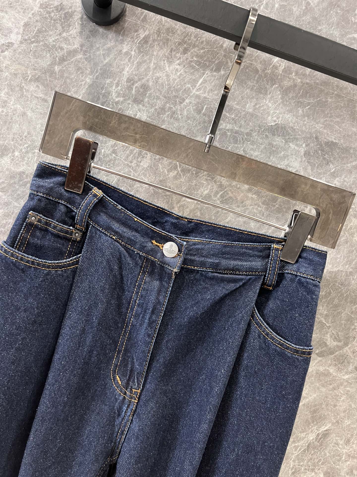 High-Quality Women’s Suit with Unique Embroidery Logo and Free Jeans Offer - 图片 3