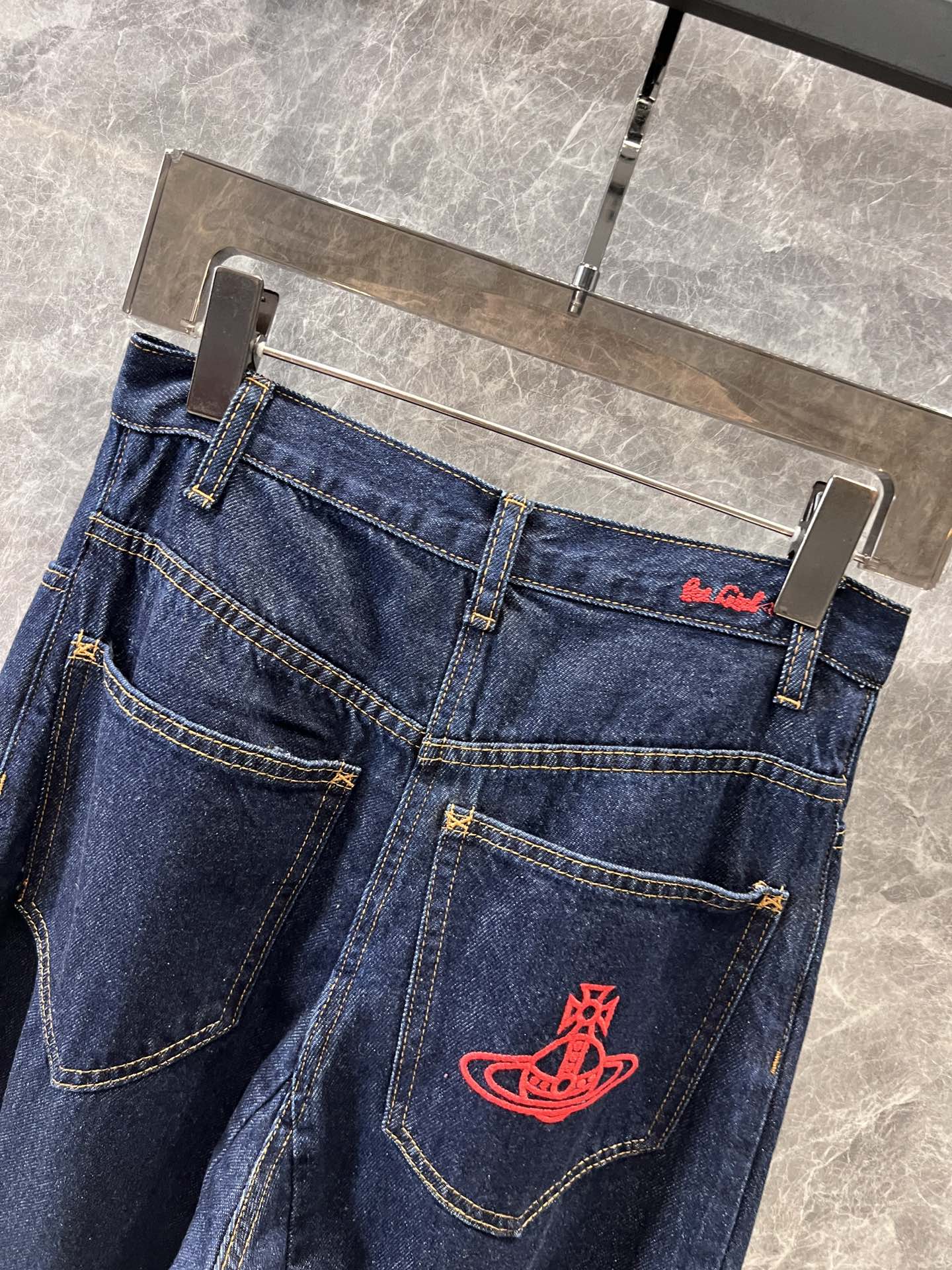 High-Quality Women’s Suit with Unique Embroidery Logo and Free Jeans Offer - 图片 4
