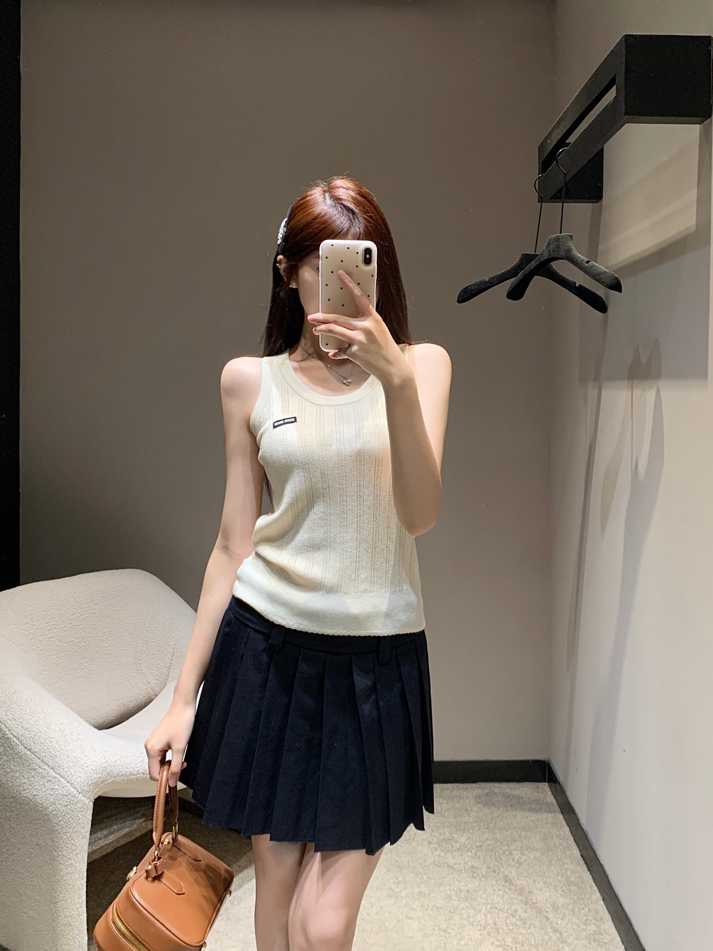 NO:323356,Batch Miu Mi* 25Ss early spring new model, micro-label hollow knitted vest丨Exclusive yb development!  High-end production!  Heavy cashmere mulberry silk blended yarn, imported machine creates heavy hollow ribbed woven surface, with a concave and concave texture, full texture, and skin-friendly feel! Completely different from the craftsmanship of the market, all kinds of low-version products are good for daily wear or layering with shirts! S/M/L,,miumiu,shirts,alexander wang19860909批 Miu Mi* 25Ss早春新款 微标镂空针织小背心丨独家yb开发！高版出品！重磅山羊绒桑蚕丝混纺纱线,进口机打造重磅镂空罗纹织面,凹凸有致的肌理感,质感满满,亲肤感好到爆!完全对版工艺区别市场各种低版货,日常单穿或者搭配衬衫做叠穿都好好看哦!现货发售 S/M/L,,miumiu,shirts,alexander wang,Women's clothing