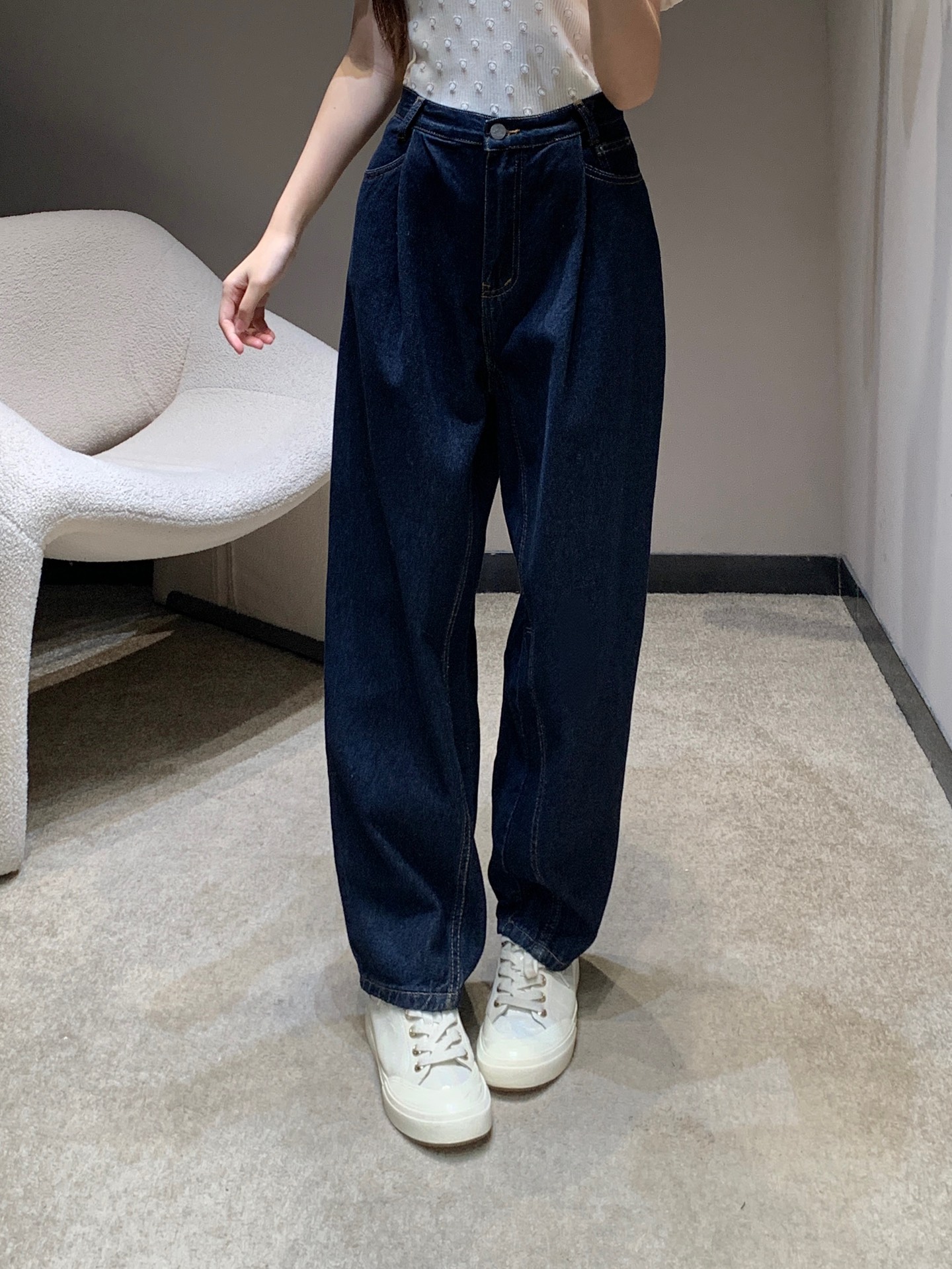 NO:323341,Batch VivieneWestwoo* 25Ss early spring new style, red-label limited Saturn embroidered logo loose versatile jeans | Exclusive high-end production!  The dark blue color of heavy industry washing water is different from ordinary denims. It is super eye-catching. It can be easily worn with various tops in daily life to create a fashionable and powerful look without any leg-striking shape. You can wear any body shape!  Whoever wears it has thin straight and long legs!  It's really easy to wear and it's very popular!  Big recommendation!  Sisters all rushed for me!  S/M/L, jeans, alexander wang19860909批 VivieneWestwoo* 25Ss早春新款 红标限定土星刺绣logo宽松百搭牛仔裤丨独家高版出品！重工洗水深蓝色区别于普通牛仔 超级吸睛 日常搭配各种上衣都能轻松穿出时尚达人感不挑腿型 什么身材通通可以穿！谁穿谁是细直大长腿！ 真的好穿到不行 而且出镜率很高！重磅推荐！姐妹们都给我冲！现货发售S/M/L,,jeans,alexander wang,Women's clothing