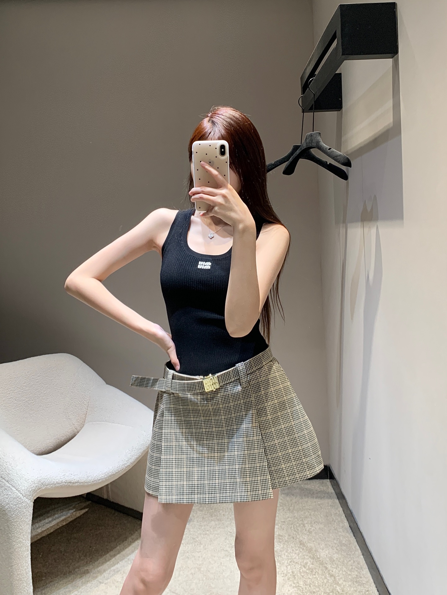 NO:323350,Batch Miumi* 25Ss early spring new style contrasting color logo decorative sleeveless u-neck knitted vest丨Exclusive yb development!  High-end production!  The new counter product of super hot girls, with its own old money aura, and the upper body looks very white!  The wrapping is very good, and it has the fashionable feeling when paired with all kinds of pants!  S/M/L, miumiu, alexander wang19860909批 Miumi* 25Ss早春新款 撞色logo装饰无袖u领针织背心丨独家yb开发！高版出品！超级辣妹的专柜新品,自带old money气场的颜色,上身巨显白！包裹性做的特别好,搭配各类裤装都有那种时髦感！现货发售S/M/L,,miumiu,alexander wang,Women's clothing