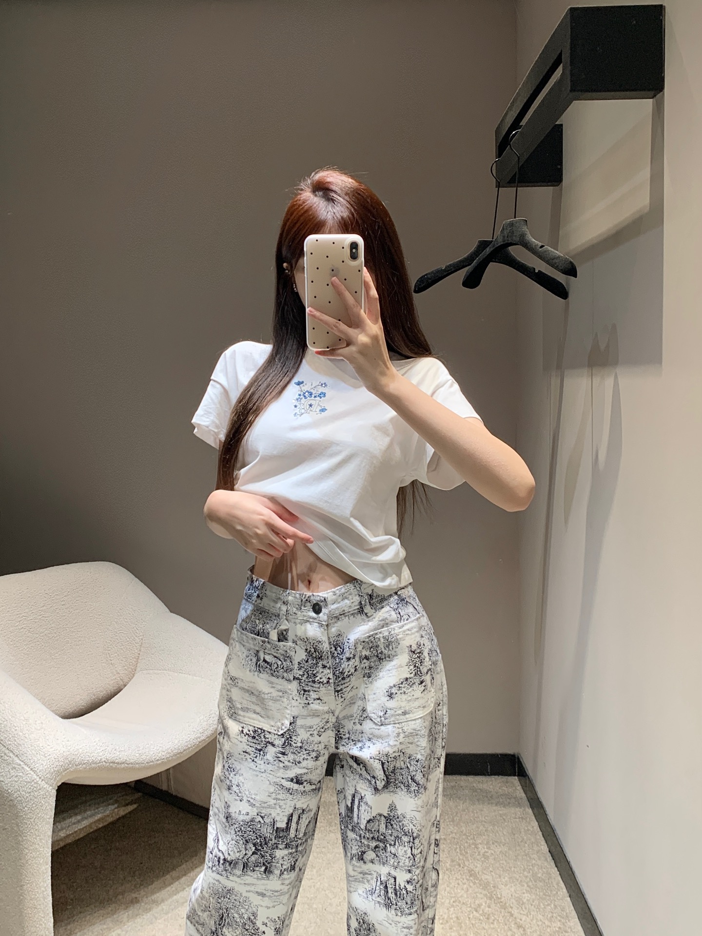 NO:323979,Batch Dio* 25Ss summer new style Xiaofeisleeved embroidered T-shirt | Exclusive yb development!  High-end production!  All cotton material, breathable and comfortable, full texture, slim T-shirt cut, highlights the brand style, made of gram-weight pure cotton, slightly elastic, presents a slim visual effect, the iconic letters on the chest, embroidered with flower patterns, the brand's own fashion sense is instantly revealed, the flying sleeve design creates a age-reducing style, the inner wear is brilliant and fashionable, the perfect workmanship quality depends on the details. S/M/L,,dior,tees, t-shirt,alexander wang19860909批 Dio* 25Ss夏季新款 小飞袖刺绣T恤丨独家yb开发！高版出品！全棉材质 透气舒适 质感十足 修身T恤裁剪 凸显品牌格调 采用克重纯棉制成 略带有弹力 呈现显瘦视觉效果 胸前标志性字母徽标刺绣花朵图案点缀 品牌自带的时尚感立现 飞袖设计随心打造减龄风格 单穿内搭都出彩时髦 完美做工品质看细节.现货发售 S/M/L,,dior,tees，t-shirt,alexander wang,Women's clothing