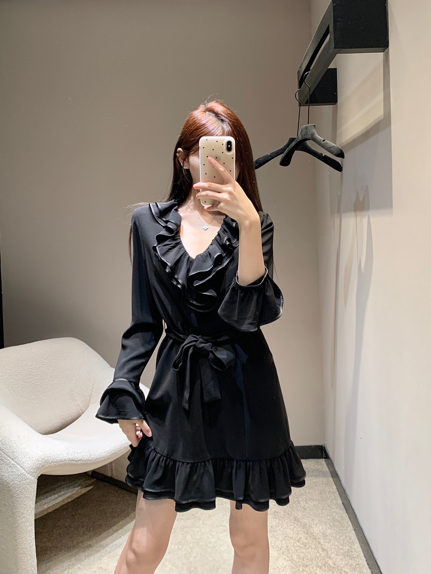 NO:323968,Batch Valentin* 25Ss early spring new style, big V-neck ruffled dress丨Exclusive high-end production!  The design of the big V-neck shows your collarbone and neck lines, which is sexy and elegant. The ruffled embellishments make the whole dress look more layered, as if it is a work of art tailored for you!  S/M/L, valentino, skirts, alexander wang19860909批 Valentin* 25Ss早春新款 大V领荷叶边连衣裙丨独家高版出品！大V领的设计,展现出你的锁骨和颈部线条,性感又不失优雅.荷叶边的点缀,让整件衣服看起来更加有层次感,仿佛是为你量身定制的艺术品！现货发售 S/M/L,,valentino,skirts,alexander wang,Women's clothing