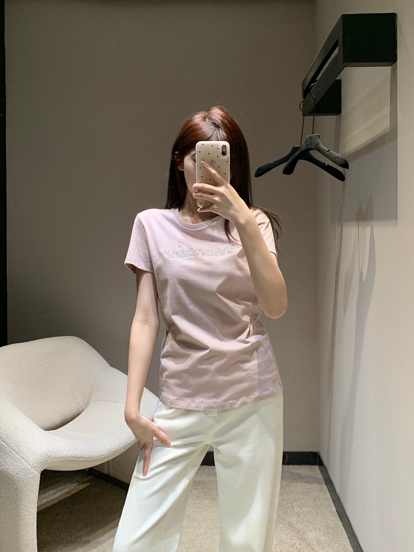 NO:324624,Moncl*r 25Ss spring and summer new style heavy industry embroidered beaded round neck short-sleeved T-shirt | Exclusive yb development!  High-end production!  Made of YBg re-ordered and dyed pure cotton, slightly elastic, giving a slim visual effect. Embroidery on the chest beads are hand-sewn, presenting a three-dimensional and multi-layered letter logo pattern. The exquisite and fashionable feeling is revealed. The sleeve side seal highlights the brand style. Create a personal style. Fashionable and age-reducing. The inner wear is brilliant and fashionable. On sale in stock. S/M/L,,T-shirt,tees,t-shirt,alexander wang19860909批 Moncl*r 25Ss春夏新款 重工刺绣钉珠圆领短袖T恤丨独家yb开发！高版出品！采用YB克重订染纯棉制成 略带有弹力 呈现显瘦视觉效果 胸前刺绣串珠手工缝制 呈现出立体多层次的字母徽标图案 精致时尚感立现 袖侧印章凸显品牌格调 打造个性风格 时髦减龄 单穿内搭都出彩时髦 现货发售 S/M/L,,T-shirt,tees，t-shirt,alexander wang,Women's clothing