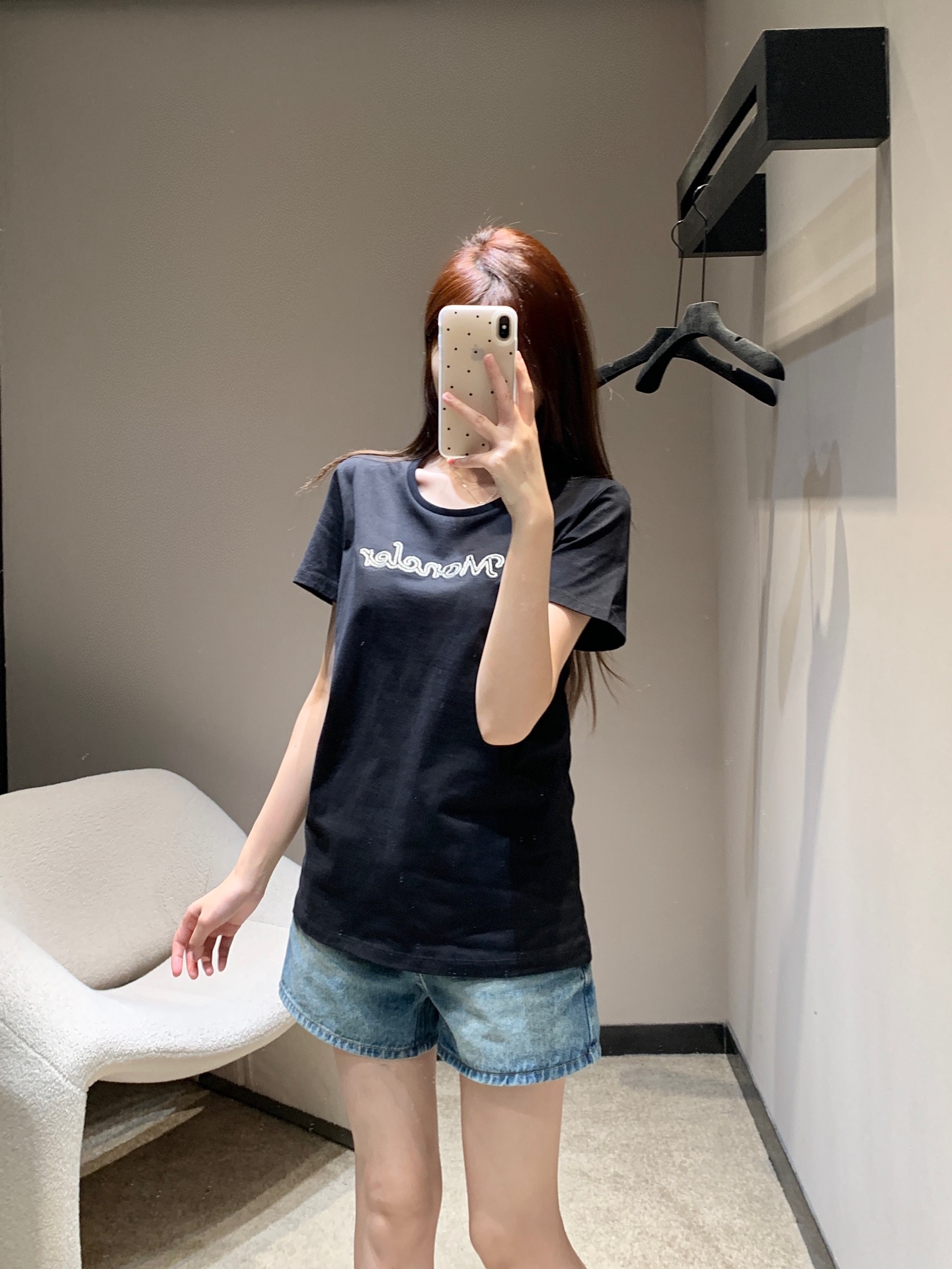 NO:324620,Moncl*r 25Ss spring and summer new style heavy industry embroidered beaded round neck short-sleeved T-shirt | Exclusive yb development!  High-end production!  Made of YBg re-ordered and dyed pure cotton, slightly elastic, giving a slim visual effect. Embroidery on the chest beads are hand-sewn, presenting a three-dimensional and multi-layered letter logo pattern. The exquisite and fashionable feeling is revealed. The sleeve side seal highlights the brand style. Create a personal style. Fashionable and age-reducing. The inner wear is brilliant and fashionable. On sale in stock. S/M/L,,T-shirt,tees,t-shirt,alexander wang19860909批 Moncl*r 25Ss春夏新款 重工刺绣钉珠圆领短袖T恤丨独家yb开发！高版出品！采用YB克重订染纯棉制成 略带有弹力 呈现显瘦视觉效果 胸前刺绣串珠手工缝制 呈现出立体多层次的字母徽标图案 精致时尚感立现 袖侧印章凸显品牌格调 打造个性风格 时髦减龄 单穿内搭都出彩时髦 现货发售 S/M/L,,T-shirt,tees，t-shirt,alexander wang,Women's clothing