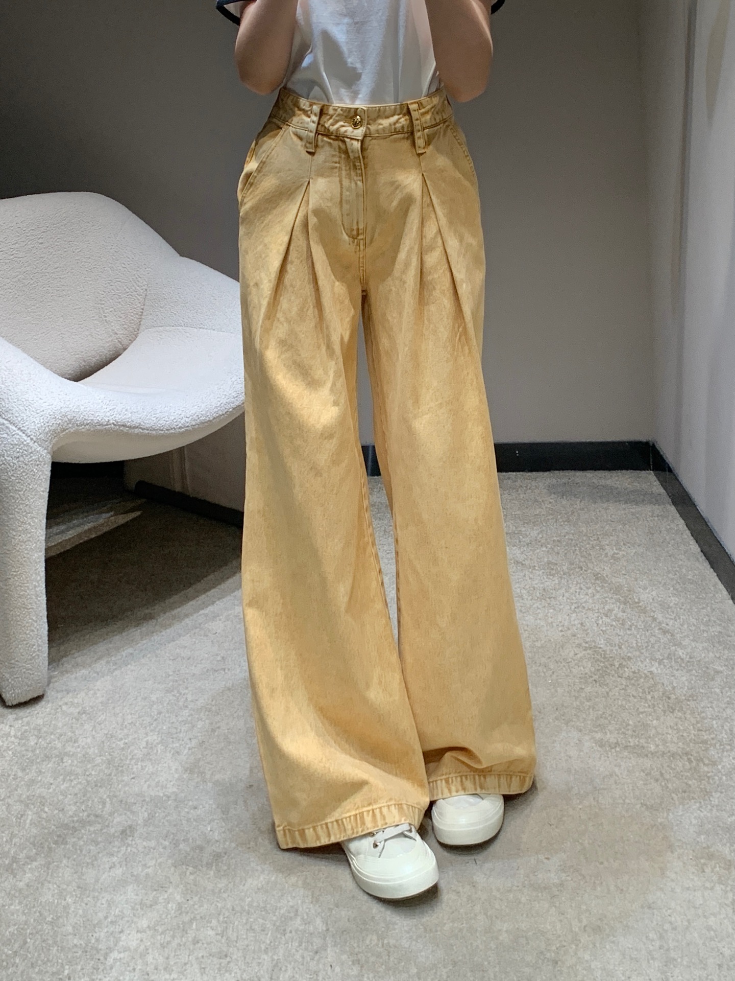 NO:324626,Loew* 25Ss early spring new logo embroidered wasteland style old denim wide-leg pants丨Exclusive high-end product!  The color of the heavy industry washing water is completely different from the regular style. It is very sexy. The upper body is absolutely king-fried jeans. The texture of the pants is really amazing. The high-waisted loose style is just right. The length of the pants stretches the leg lines to create neat and long legs!  The huge slimness is matched with loose wide-leg pants, which is the top leader who covers the flesh and looks slimming. It is both A and cool and can easily wear it with various tops in daily life. It is not a good-looking leg shape. You can wear any body shape!  Whoever wears it has thin straight and long legs!  It's really easy to wear and it's very popular!  Big recommendation!  Sisters all rushed for me!  S/M/L, loewe, jeans, alexander wang19860909批 Loew* 25Ss早春新款 logo刺绣废土风做旧牛仔阔腿裤丨独家高版出品！重工洗水色完全区别于常规款 个性感十足 上身绝对王炸牛仔裤 裤型质感真的绝了高腰宽松的版型 恰好的裤长 拉伸腿部线条 营造利落大长腿！巨显瘦在搭配宽松的阔腿裤版型就是遮肉显瘦的一把手了 又A又飒日常搭配各种上衣都能轻松穿出时尚达人感～不挑腿型 什么身材通通可以穿！谁穿谁是细直大长腿！ 真的好穿到不行 而且出镜率很高！重磅推荐！姐妹们都给我冲！现货发售S/M/L,,loewe,jeans,alexander wang,Women's clothing