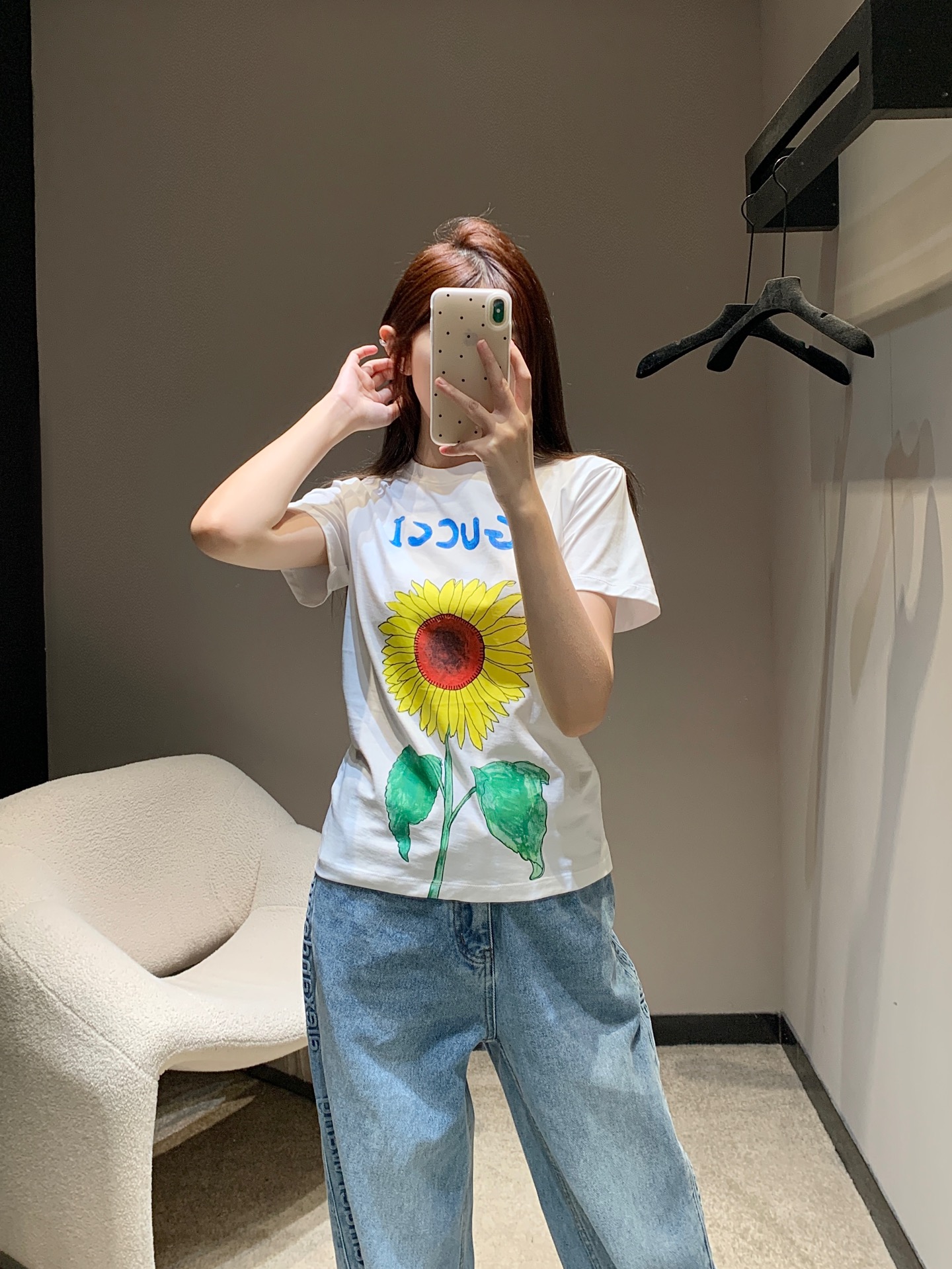 NO:324605,Gucc* 25Ss early spring new model sunflower letter printed short-sleeved T-shirt | Exclusive yb development!  High-end production!  A straw drink printing design is added behind it, clean and refreshing, full of youthful vitality. It’s really hard not to love it!  The concave shape is a perfect look. The classic small round neck design is simple and easy to wear. It is eye-catching when walking on the street!  The youthful and energetic feel is loose and not picky about the figure at all!  It is inclusive and covers the flesh and makes you look thin!  Both appearance and comfort!  Custom fabrics with 100% textures that are super comfortable!  All the items of all seasons are closed!  S/M/L, gucci, T-shirt,tees, t-shirt,alexander wang19860909Gucc* 25Ss早春新款 向日葵字母印花短袖T恤丨独家yb开发！高版出品！背后增加吸管饮料印花设计 干净又清爽 满满的青春活力 真的狠难不爱啊！凹起造型来妥妥的好看经典的小圆领设计简洁好穿 走在街上吸睛度满分！青春又活力的感觉宽松版型完全不挑身材！包容性好遮肉显瘦！颜值与舒适兼具！穿出街回头率百分百定制面料 质感超级舒适！四季款的单品 都给我闭眼冲！现货发售S/M/L,,gucci,T-shirt,tees，t-shirt,alexander wang,Women's clothing