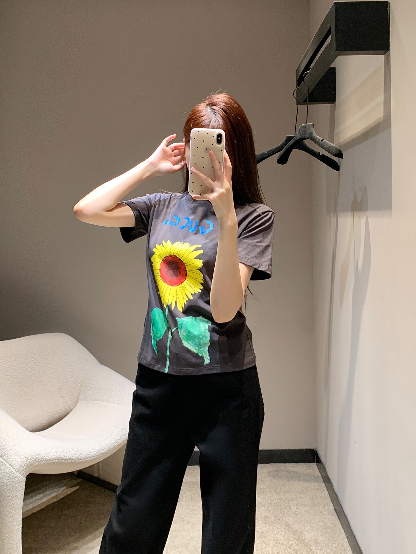 NO:324611,Gucc* 25Ss early spring new model sunflower letter printed short-sleeved T-shirt | Exclusive yb development!  High-end production!  A straw drink printing design is added behind it, clean and refreshing, full of youthful vitality. It’s really hard not to love it!  The concave shape is a perfect look. The classic small round neck design is simple and easy to wear. It is eye-catching when walking on the street!  The youthful and energetic feel is loose and not picky about the figure at all!  It is inclusive and covers the flesh and makes you look thin!  Both appearance and comfort!  Custom fabrics with 100% textures that are super comfortable!  All the items of all seasons are closed!  S/M/L, gucci, T-shirt,tees, t-shirt,alexander wang19860909Gucc* 25Ss早春新款 向日葵字母印花短袖T恤丨独家yb开发！高版出品！背后增加吸管饮料印花设计 干净又清爽 满满的青春活力 真的狠难不爱啊！凹起造型来妥妥的好看经典的小圆领设计简洁好穿 走在街上吸睛度满分！青春又活力的感觉宽松版型完全不挑身材！包容性好遮肉显瘦！颜值与舒适兼具！穿出街回头率百分百定制面料 质感超级舒适！四季款的单品 都给我闭眼冲！现货发售S/M/L,,gucci,T-shirt,tees，t-shirt,alexander wang,Women's clothing