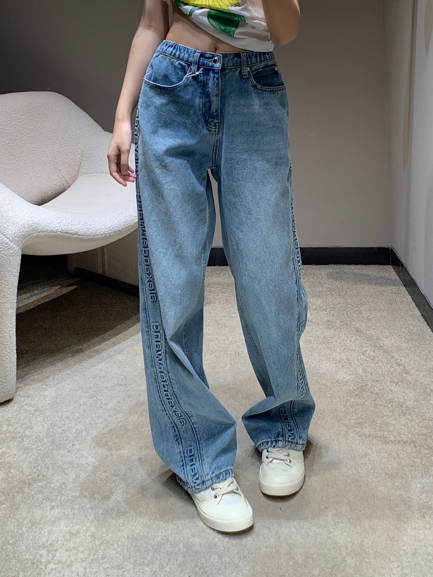 NO:324629,Alexand*r wang 25Ss early spring new style, elastic waist embossed denim trousers on both sides of the trousers | Exclusive high-end production!  A hot item with a very design sense, a versatile item that must be bought in all seasons, and a goddess must be entered in the artifact!  The temperament of a young girl with a younger age is elegant and sweet!  The style is versatile and not picky about others. It is beautiful!  Workmanship quality depends on details S/M/L, alexander wang19860909批 Alexand*r wang 25Ss早春新款 松紧腰头两侧压花牛仔长裤丨独家高版出品！极具设计感的爆款单品 四季必入的百搭单品 女神必入神器！减龄少女风气质优雅不失甜美！版型百搭不挑人上身美的不要不要的！做工品质看细节 现货发售S/M/L,,alexander wang,Women's clothing