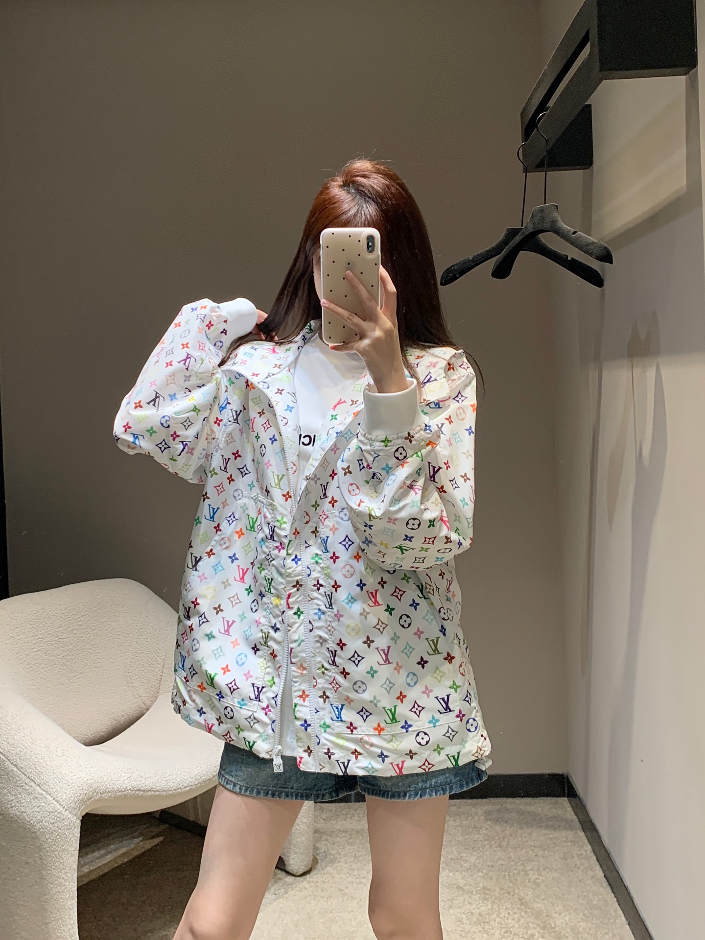 NO:324623,Batch Louis Vuitt*n 25Ss early spring new Monogram printed technology windproof jacket | Exclusive high-end production!  This windbreaker is made of eye-catching soft tones, perfect for spring. The technical model is decorated with a full Monogram Craggy pattern, exclusive collaboration results, and rich decorations, recreating the artist's favorite mascot daisies and foxhounds. The same style for men and women ~ S/M/L, louis vuitton, jackets & coats, jackets & coats, alexander wang19860909批 Louis Vuitt*n 25Ss早春新款 Monogram印花科技防风夹克外套丨独家高版出品！这款风衣采用引人注目的柔和色调,非常适合春天.该技术模型饰有通体 Monogram Craggy 图案,独家合作的成果,并配有丰富的装饰,再现了艺术家最喜欢的吉祥物雏菊和猎狐犬.男女同款～现货发售S/M/L,,louis vuitton,jackets & coats,jackets & coats,alexander wang,Women's clothing