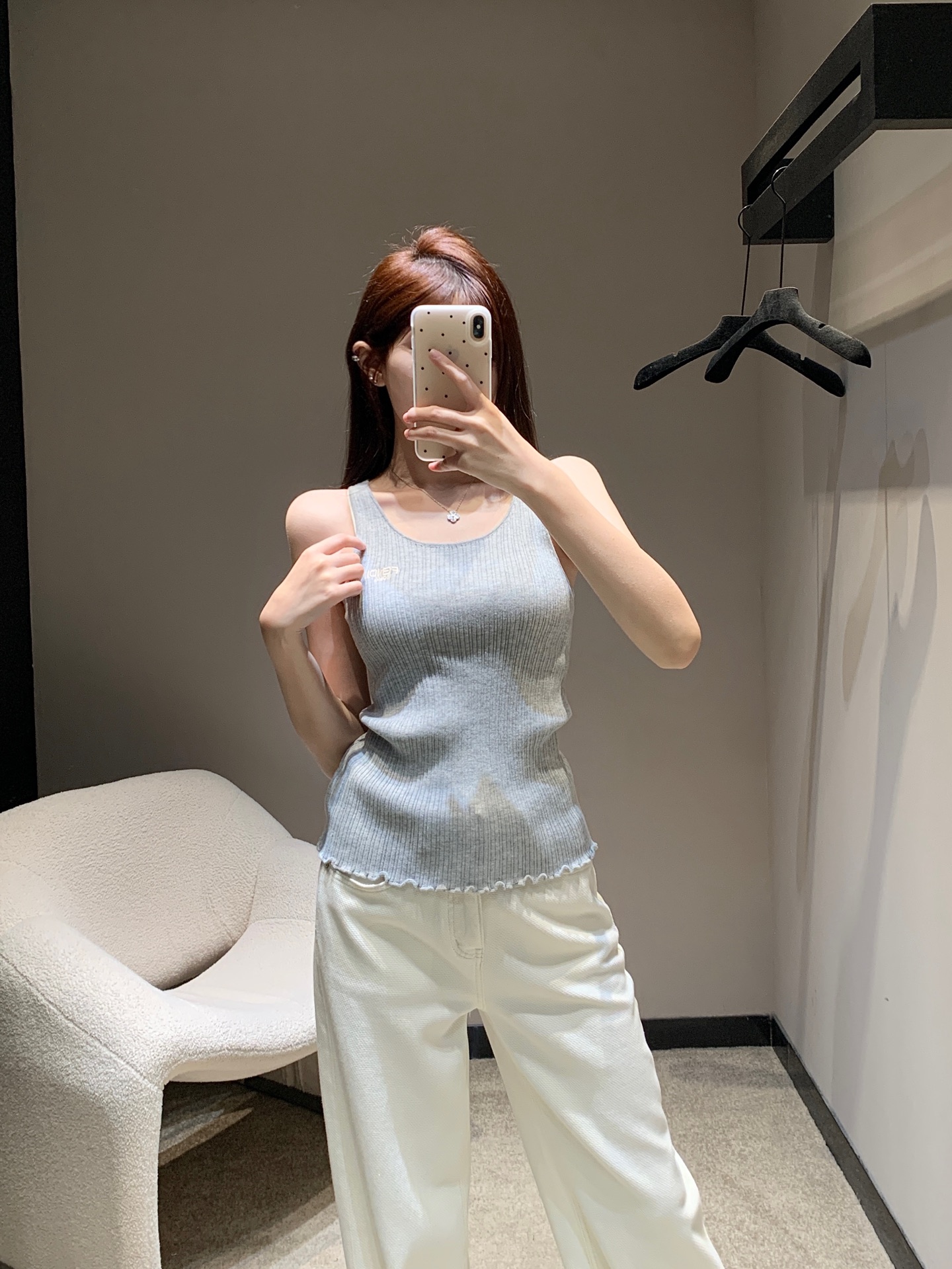 NO:324619,Batch Fend* 25Ss early spring new style knitted vest top | Exclusive high-end production!  18-pin imported pure cotton yarn!  The pit strip design is slim and the upper body looks huge and slim!  The dense craftsmanship and temperament are young and girlish, and the sweet atmosphere is age-reducing. The upper body is so beautiful!  S/M/L, fendi,alexander wang19860909批 Fend* 25Ss早春新款 针织背心上衣丨独家高版出品！18针进口纯棉纱线！坑条设计修身版型上身巨显瘦！密边工艺气质少女风减龄甜美气息.上身美的不要不要的！现货发售 S/M/L,,fendi,alexander wang,Women's clothing