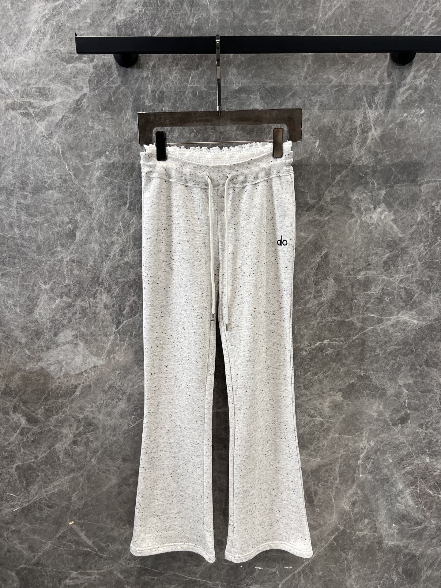 NO:435882,Supports replacement of alo 25ss spring and summer new style, spliced ​​lace waist design flared casual pants | Exclusive high-end production!  Popular bell-bottom pants are here!  The upper body is a veritable leg sophisticated girl with nine-headed body king floor pants, and the upper body is divided into supermodel proportions and high waist design. It immediately lengthens the body shape and is versatile and versatile!  ~ Whether it is practical or fashionable, it is a must-have versatile and popular product that must not be missed with double full marks!  S/M/L real photos, alexander wang19860909支持换款 alo 25ss春夏新款 拼接蕾丝腰部设计喇叭休闲裤丨独家高版出品！爆款喇叭裤来啦！上身就是名副其实的腿精女孩九头身王炸拖地裤上身分分种穿出超模比例高腰的设计立马拉长身型万能百搭款！～无论从实穿性还是时髦度都是双满分绝对不能错过的必备百搭爆款！现货发售 S/M/L实拍细节图,,alexander wang,Women's clothing