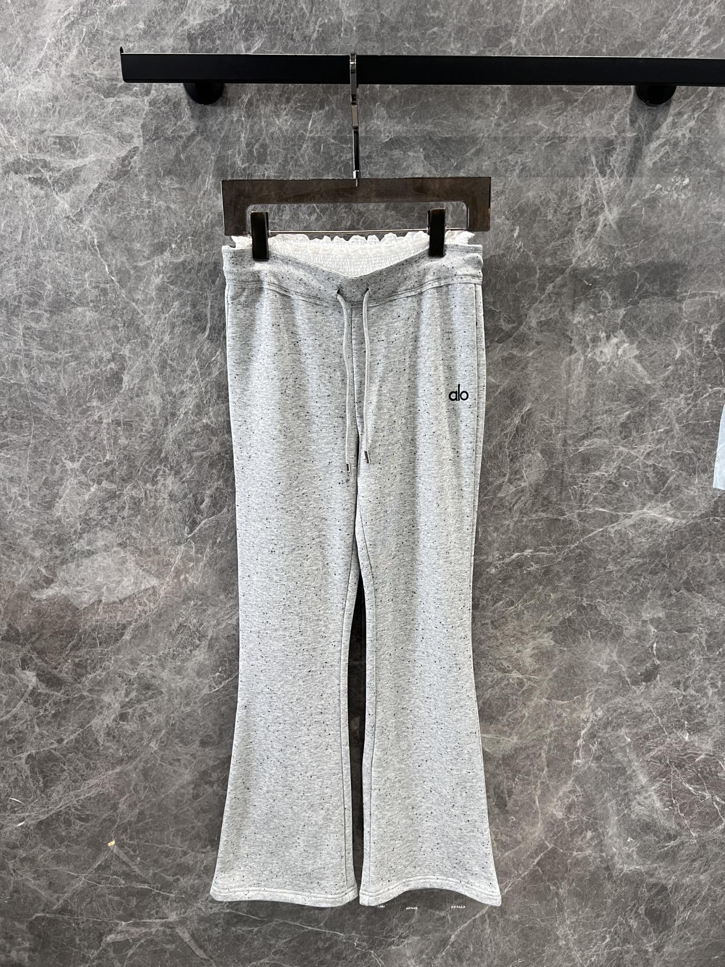 NO:435884,Supports replacement of alo 25ss spring and summer new style, spliced ​​lace waist design flared casual pants | Exclusive high-end production!  Popular bell-bottom pants are here!  The upper body is a veritable leg sophisticated girl with nine-headed body king floor pants, and the upper body is divided into supermodel proportions and high waist design. It immediately lengthens the body shape and is versatile and versatile!  ~ Whether it is practical or fashionable, it is a must-have versatile and popular product that must not be missed with double full marks!  S/M/L real-life details pictures, alexander wang19860909支持换款 alo 25ss春夏新款 拼接蕾丝腰部设计喇叭休闲裤丨独家高版出品！爆款喇叭裤来啦！上身就是名副其实的腿精女孩九头身王炸拖地裤上身分分种穿出超模比例高腰的设计立马拉长身型万能百搭款！～无论从实穿性还是时髦度都是双满分绝对不能错过的必备百搭爆款！现货发售 S/M/L 实拍细节图,,alexander wang,Women's clothing