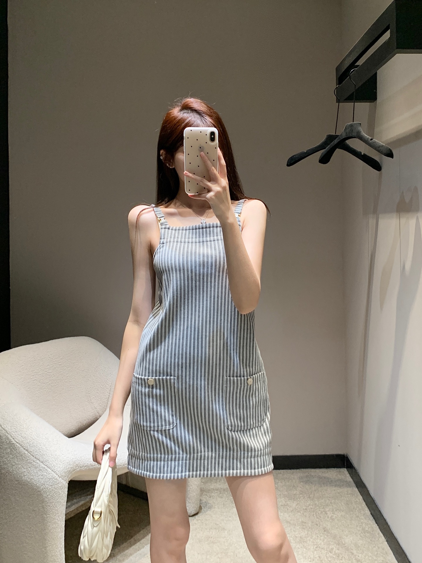 NO:326086,Crack Chane* 25Ss Spring and Summer New Products Metal Micro-Class Striped Slings | Exclusive High-Performance Production!  Customized YB jacquard cotton wool material, comfortable and soft upper body, high-quality texture, adjustable buckle suspender skirt cut, vertical stripes throughout body, visual slimming, youthful and energetic, straight-tube style cut, let the long-legged goddess show its charm, shoulder straps are decorated with three-dimensional metal double C marks, with round buckles in the pocket, details are blessed to show high-quality quality, more special, material selection adds a refreshing feeling in spring and summer, absolutely high-end lazy grasp, S/M/L, chanel, skirts, alexander wang19860909批 Chane* 25Ss春夏新品 金属微标条纹吊带裙丨独家高版出品！定制YB提花棉毛材质 上身舒适柔软 质感高级 可调节扣吊带裙剪裁 通体纵向条纹 视觉显瘦 调性青春充满朝气 直筒版型剪裁 让长腿女神尽显魅力 肩带饰以立体金属双C标 配合口袋处贝母徽标圆扣 细节加持 彰显高级品质 更加特别 选料增添春夏清爽感 妥妥高级慵懒拿捏 现货发售S/M/L,,chanel,skirts,alexander wang,Women's clothing