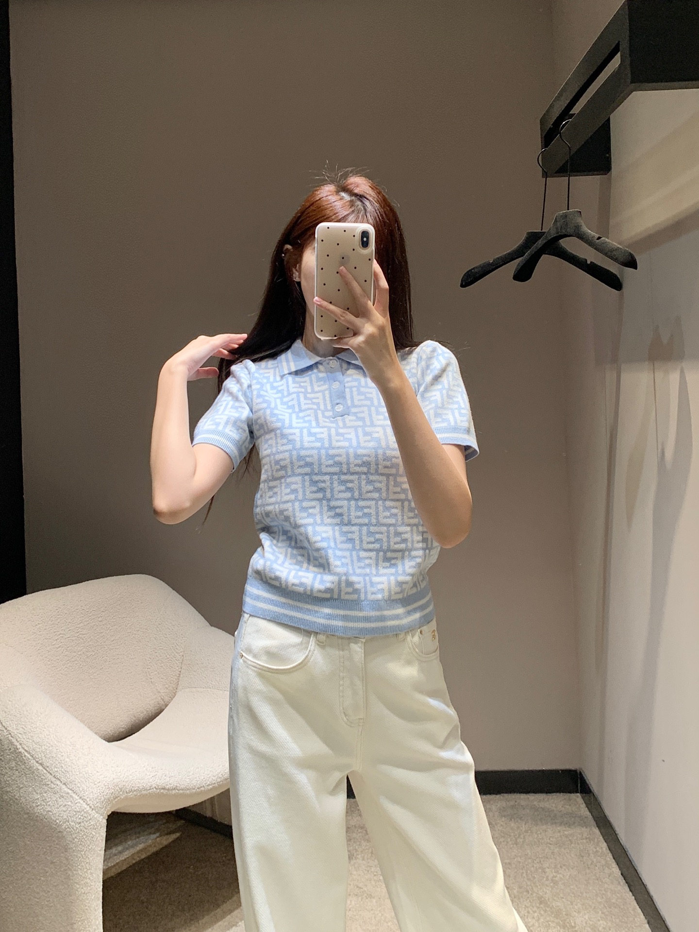 NO:326112,Batch Fend* 25Ss Early Spring New Style Letter Jacquard Polo Collar Knitted Short Sleeve Sweater | Exclusive High Edition Production!  Classic double F letter logo presbyterian jacquard decoration decorated with half-clamp button on the front of the chest. Threaded edging on the hem of the neckline cuffs to add layering to the garment double F contrasting color jacquard full print to highlight the brand tone. S/M/L is available in stock, fendi, sweaters, T-shirt, alexander wang19860909批 Fend* 25Ss早春新款 字母提花polo领针织短袖毛衣丨独家高版出品！经典双F字母logo老花提花装饰 饰以胸前半襟纽扣调节装饰 领口袖口下摆螺纹包边处理 增添造型层次感 成衣双F撞色提花满印 彰显品牌调性 现货发售S/M/L,,fendi,sweaters,T-shirt,alexander wang,Women's clothing