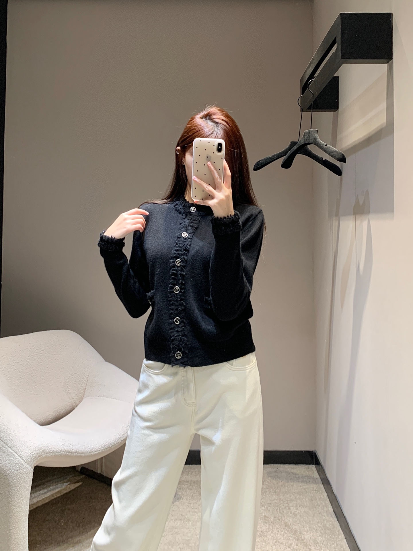 NO:326106,Batch Chane* 25Ss early spring new style single-breasted lace knitted cardigan丨Exclusive high-end production!  Round neck knitted cardigan cut, dense texture and texture base, lace outline of the hem of the neck, the classic black and white color scheme with a rich sense of gold makes the style more noble. Double C flying fish round buckle decoration highlights the brand's personality, highlights the high-end feeling of outfit, elastic and tighter, more exquisite, slim outfit, showing loose tone, light luxury and fashionable temperament, single-wear layering, S/M/L, chanel, alexander wang19860909批 Chane* 25Ss早春新款 单排扣花边针织开衫丨独家高版出品！圆领针织开衫剪裁 通体密实肌理纹路打底领袖口衣摆花边勾勒 千金感满溢的经典黑白配色更显风格贵气 双C飞鱼圆扣装饰 彰显品牌个性 凸显穿搭高级感 弹性松紧更显精致 穿搭显瘦 尽显松弛调性 轻奢时髦气质 单穿叠穿均可 现货发售S/M/L,,chanel,alexander wang,Women's clothing