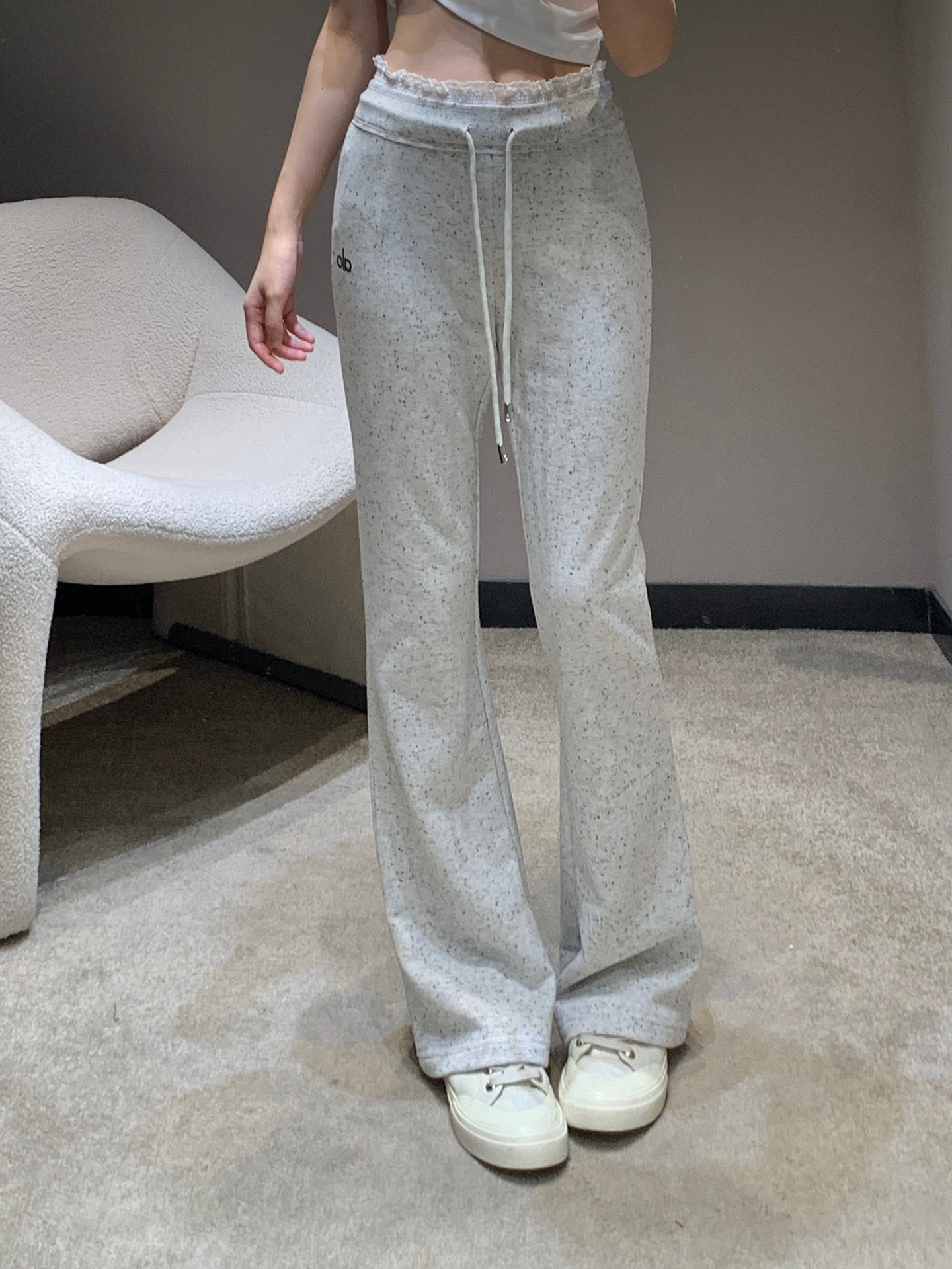 NO:326695,alo 25ss spring and summer new style, spliced ​​lace waist design flared casual pants | Exclusive high-end production!  Popular bell-bottom pants are here!  The upper body is a veritable leg sophisticated girl with nine-headed body king floor pants, and the upper body is divided into supermodel proportions and high waist design. It immediately lengthens the body shape and is versatile and versatile!  ~ Whether it is practical or fashionable, it is a must-have versatile and popular product that must not be missed with double full marks!  S/M/L, alexander wang19860909alo 25ss春夏新款 拼接蕾丝腰部设计喇叭休闲裤丨独家高版出品！爆款喇叭裤来啦！上身就是名副其实的腿精女孩九头身王炸拖地裤上身分分种穿出超模比例高腰的设计立马拉长身型万能百搭款！～无论从实穿性还是时髦度都是双满分绝对不能错过的必备百搭爆款！现货发售 S/M/L,,alexander wang,Women's clothing