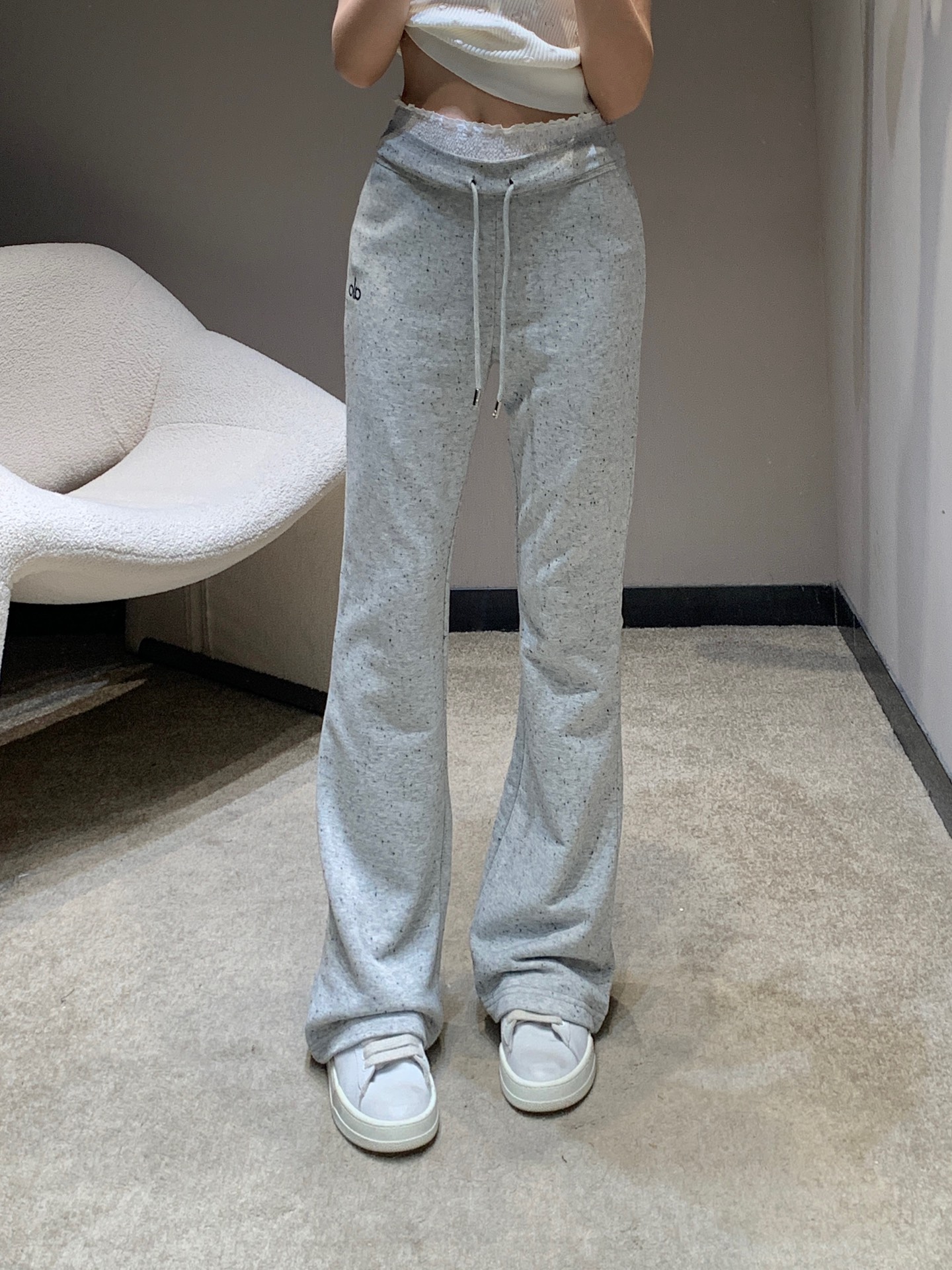 NO:326691,alo 25ss spring and summer new style, spliced ​​lace waist design flared casual pants | Exclusive high-end production!  Popular bell-bottom pants are here!  The upper body is a veritable leg sophisticated girl with nine-headed body king floor pants, and the upper body is divided into supermodel proportions and high waist design. It immediately lengthens the body shape and is versatile and versatile!  ~ Whether it is practical or fashionable, it is a must-have versatile and popular product that must not be missed with double full marks!  S/M/L, alexander wang19860909alo 25ss春夏新款 拼接蕾丝腰部设计喇叭休闲裤丨独家高版出品！爆款喇叭裤来啦！上身就是名副其实的腿精女孩九头身王炸拖地裤上身分分种穿出超模比例高腰的设计立马拉长身型万能百搭款！～无论从实穿性还是时髦度都是双满分绝对不能错过的必备百搭爆款！现货发售 S/M/L,,alexander wang,Women's clothing