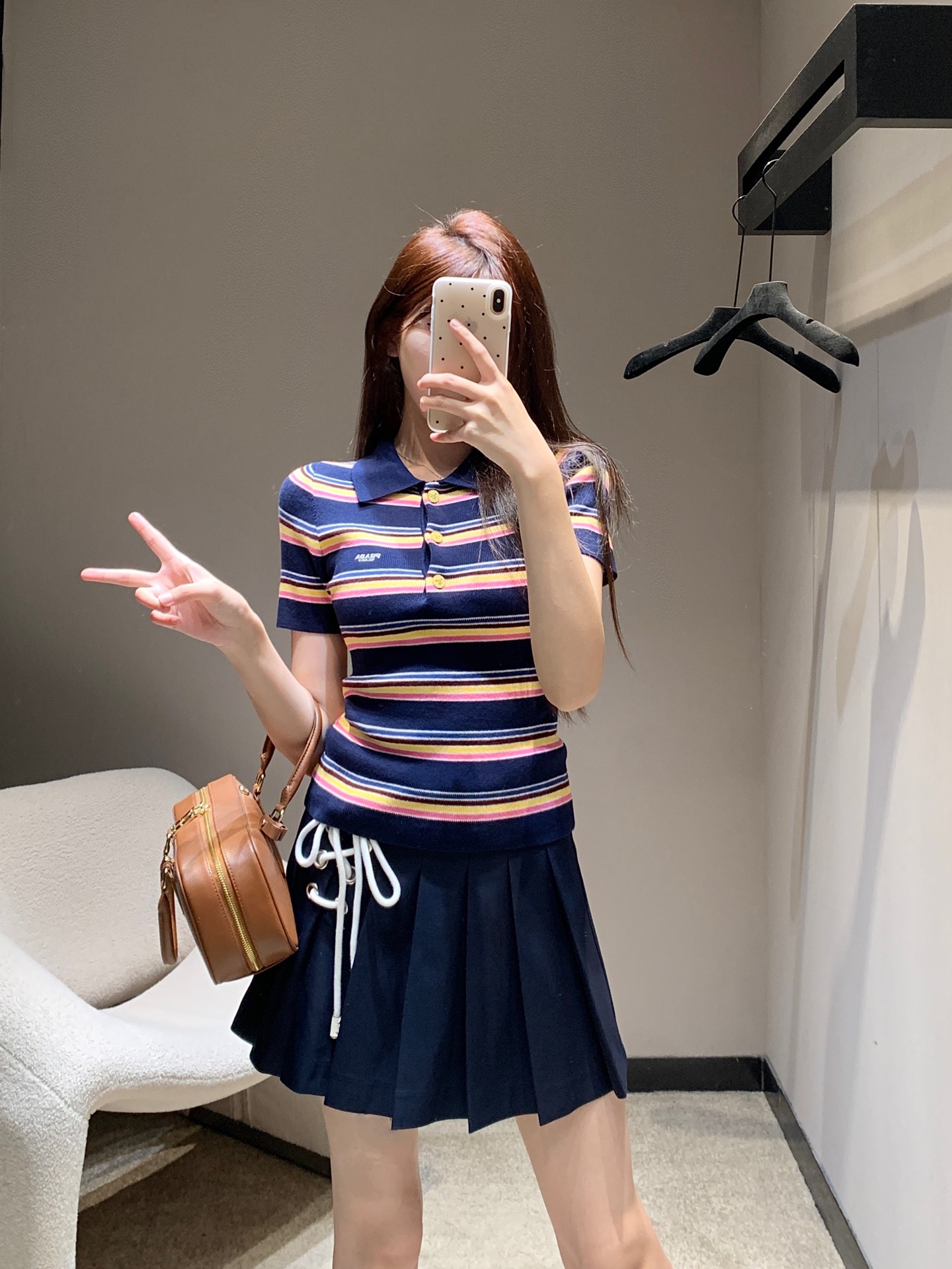 NO:326105,Batch Prad* 25Ss Spring and Summer New Colored Striped Knitted Polo Collar Short Sleeve Top丨Exclusive High Edition Production!  Customized pure cotton yarn is delicate and comfortable, positioned embroidery logo design, fashionable and elegant, colorful stripes break the monotony, and create unique fashion sparks. The upper body is comfortable and stylish, and can be easily controlled with single layering, helping you become the focus in any occasion. S/M/L, prada, T-shirt, alexander wang19860909批 Prad* 25Ss春夏新款 彩色条纹针织polo领短袖上衣丨独家高版出品！定制纯棉纱线细腻舒适,定位刺绣logo设计 时髦优雅,彩色条纹打破单调,碰撞出独特时尚火花.上身舒适又有型,单穿叠搭都能轻松驾驭,助你在任何场合成为焦点 .现货发售S/M/L,,prada,T-shirt,alexander wang,Women's clothing