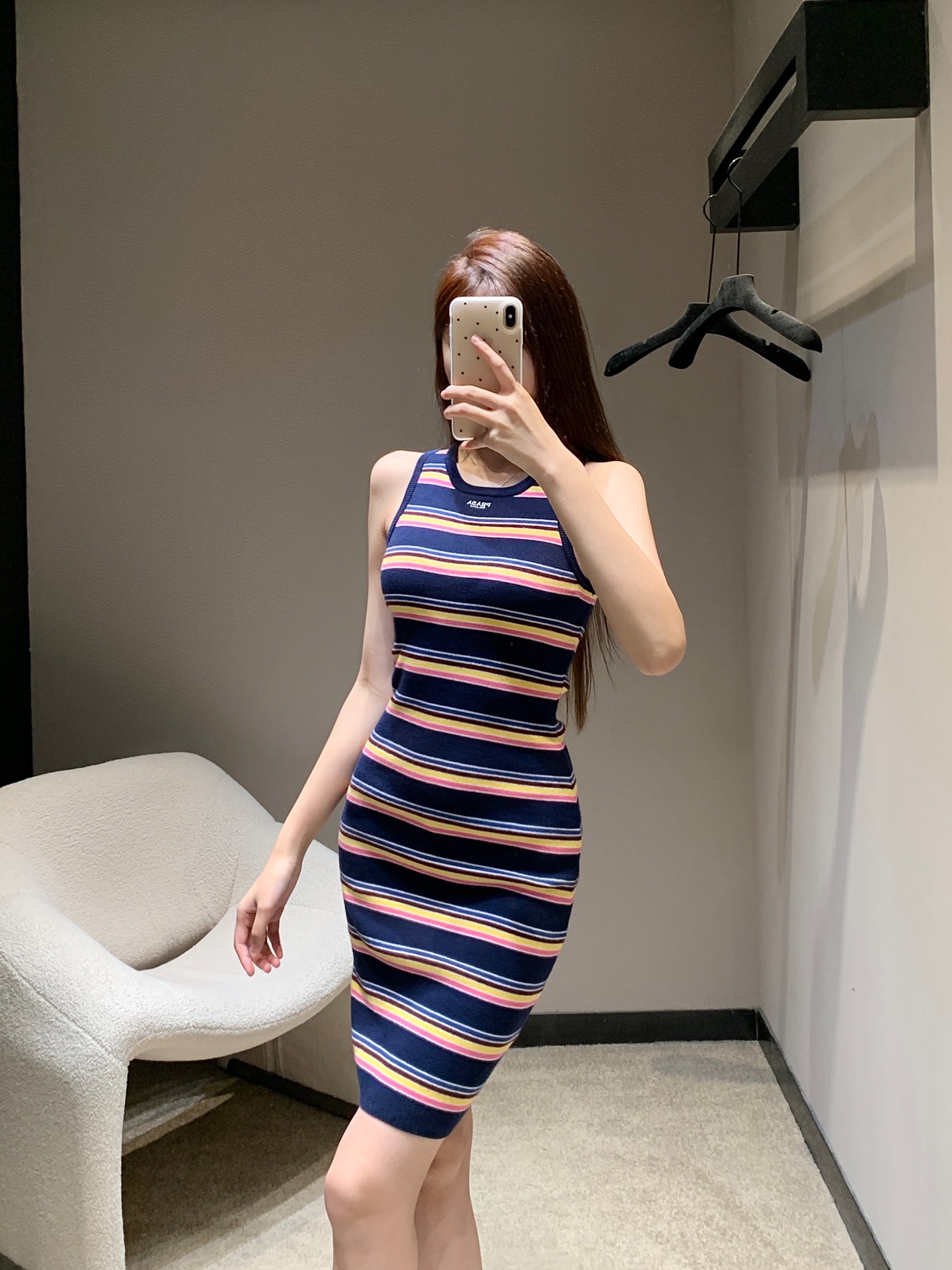 NO:326102,Batch Prad* 25Ss Spring and Summer New Style Colored Striped Knitted Vest Skirt | Exclusive YB Development!  High-end production!  Sleeveless vest style, round neck neckline appropriately exposed skin, beautify the proportion of head and shoulders, make the dark edges collide with large body stripes to form a sense of layering, color intertwined chest letter logo decoration, strong retro style, slim fit style highlights the figure, playful and age-reducing, easy to control when traveling or relaxing parties, S/M/L,,prada, skirts, alexander wang19860909批 Prad* 25Ss春夏新款 彩色条纹针织背心裙丨独家yb开发！高版出品！无袖背心版型 圆领领口恰当露肤 美化头肩比例更显瘦 深色包边与大身条纹碰撞形成层次感 通体彩色交织胸前字母徽标装饰 复古风格强烈 修身版型突显身材 俏皮减龄显白 日常出行或轻松聚会轻松驾驭 现货发售S/M/L,,prada,skirts,alexander wang,Women's clothing