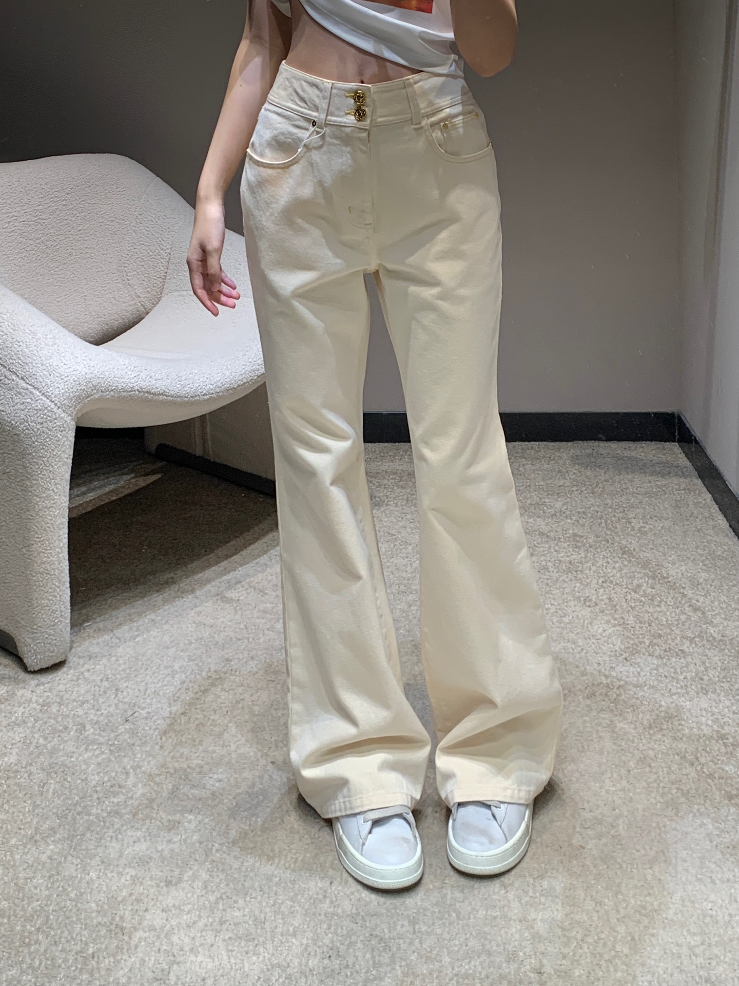 NO:326638,Batch Chane* 25Ss early spring new style, two-pin button micro-label embroidered jeans | Exclusive high-end production!  This pair of jeans is definitely a must-have style in early spring and can be directly won!  The top body is absolutely king jeans!  It is superb when paired with tops of all colors. Plus the straight-leg pants style to save the beautiful legs. An absolute straight-leg artifact!  It is highly recommended to make the orders by lifting the arms and pulling the legs in one step!  S/M/L, Chanel, jeans, alexander wang19860909批 Chane* 25Ss早春新款 两粒扣微标刺绣牛仔裤丨独家高版出品！这条牛仔裤绝对是早春必入的款版型直接可以封神！上身绝对王炸牛仔裤！搭配各种颜色上衣都超绝 加上直筒裤版型 拯救不丸美腿型 绝对的直腿神器！显瘦提臂拉腿一步到位强烈推荐砸单速度！现货发售 S/M/L,,chanel,jeans,alexander wang,Women's clothing