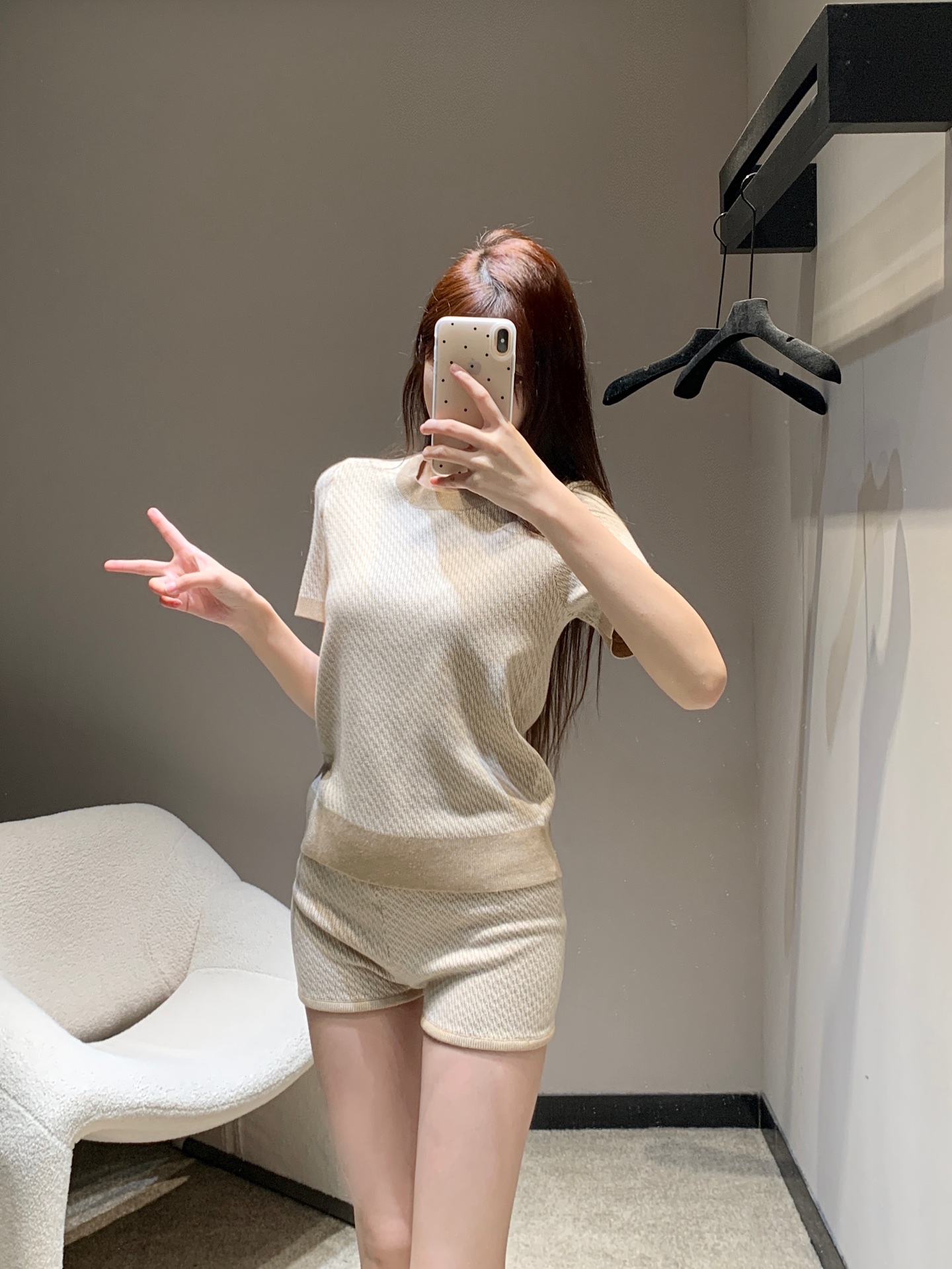 NO:326708,Fend*25Ss spring and summer new style short-sleeved knitted set丨Exclusive high-end production!  As soon as I was on my upper body, I was amazed!  The fabric is made of top-notch materials, soft and skin-friendly, breathable, and has a very comfortable feeling of wearing. The round neck short-sleeved top is paired with a skirt in the same series, which is simple and fashionable, and the body proportions are perfectly modified. Whether it is going out on the street or attending parties, it can easily stay in the scene, allowing you to exude confidence and charm at all times. Get it now and start your fashion journey!  S/M/L, fendi, skirts, T-shirt, alexander wang19860909Fend*25Ss春夏新款 短袖针织套装丨独家高版出品！一上身就被惊艳到了！面料选用顶级材质,柔软亲肤,透气性满分,穿着感超舒适.圆领短袖上衣搭配同系列半身裙,简约又时髦,身材比例也被完美修饰.无论是日常出街还是参加聚会,它都能轻松住场面,让你时刻散发自信魅力.赶紧入手,开启你的时尚之旅！ 现货发售S/M/L,,fendi,skirts,T-shirt,alexander wang,Women's clothing