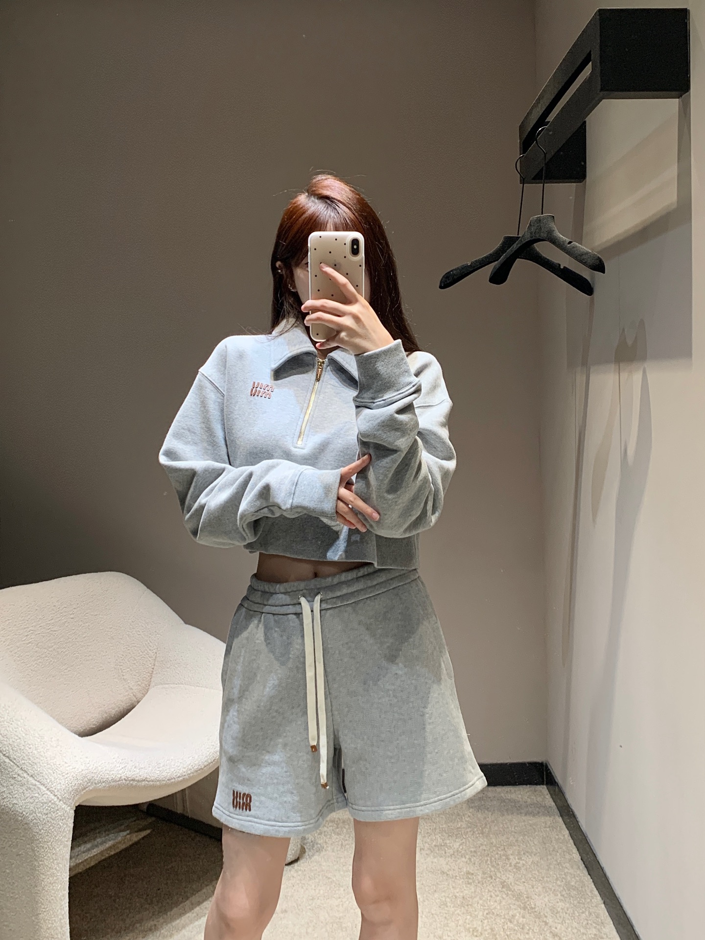 NO:326621,Sweatshirt batch Shorts batch Miu*iu 25Ss early spring new style logo decoration short sweatshirt   shorts丨Exclusive yb development!  High-end production!  Zippered lapels are both casual and cool, very handsome!  The lapel design is very beautiful on the upper body. It can be easily trendy on the street. It can not only have the lazy taste of the street, but also be casual and fashionable. Customized fabrics are very good. The texture is super good. Babies. Quickly arrange it [let me see] S/M/L on sale in stock, miumiu, hoodie, sweatshirts, shorts, alexander wang19860909卫衣批 短裤批 Miu*iu 25Ss早春新款 徽标饰短款卫衣 短裤丨独家yb开发！高版出品！拉链式翻领既休闲又cool 帅气十足！ 翻领子设计上身特别好看 轻轻松松就可以潮流出街既能拥有街头慵懒的味道 也能很休闲洋气 随意又不失时髦感定制面料 质感超级赞宝宝们 赶紧安排上[让我看看]现货发售S/M/L,,miumiu,hoodie,sweatshirts,shorts,alexander wang,Women's clothing