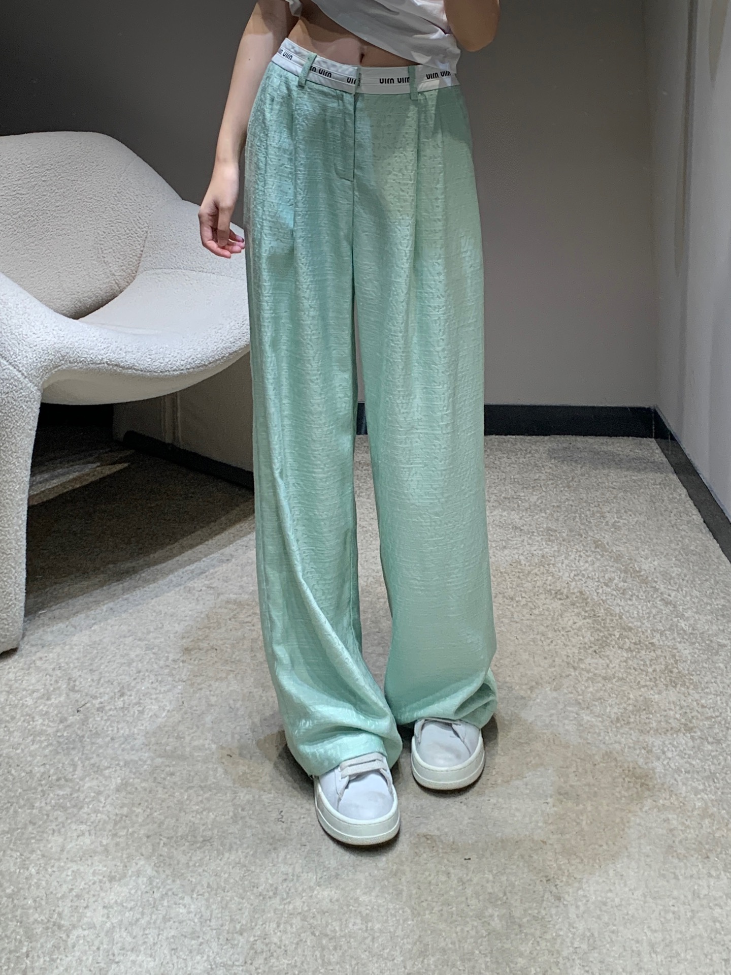 NO:326648,Batch Miumi* 25ss Spring and Summer New Style Letters Waist Casual Trousers | Exclusive High-end Production!  The wide-leg pants with huge legs that show off their long legs are super nice!  The must-have items are highly inclusive and can better modify the legs, make the legs look thinner and straighter, and the upper body is not bloated at all. The drooping feels very good. It is very OK to match various tops in daily life!  The small person can also wear a three-seven-point body proportions and unique and fashionable styles. In short, it is easy to wear and match!  Highly recommended!  Get it now!  S/M/L, miumiu,alexander wang19860909批 Miumi* 25ss春夏新款 字母腰头休闲长裤丨独家高版出品！巨显腿长的阔腿裤版型超级nice！时髦精必收单品包容性大 可以更好的修饰腿型 显得腿更细直 上身一点都不臃肿 垂感非常好日常搭配各种上衣都很OK！让小个子也能穿出三七分身材比例个性独特又时髦出街不撞款 总而言之就是好穿又好搭！强烈推荐！赶紧入手吧！现货发售 S/M/L,,miumiu,alexander wang,Women's clothing