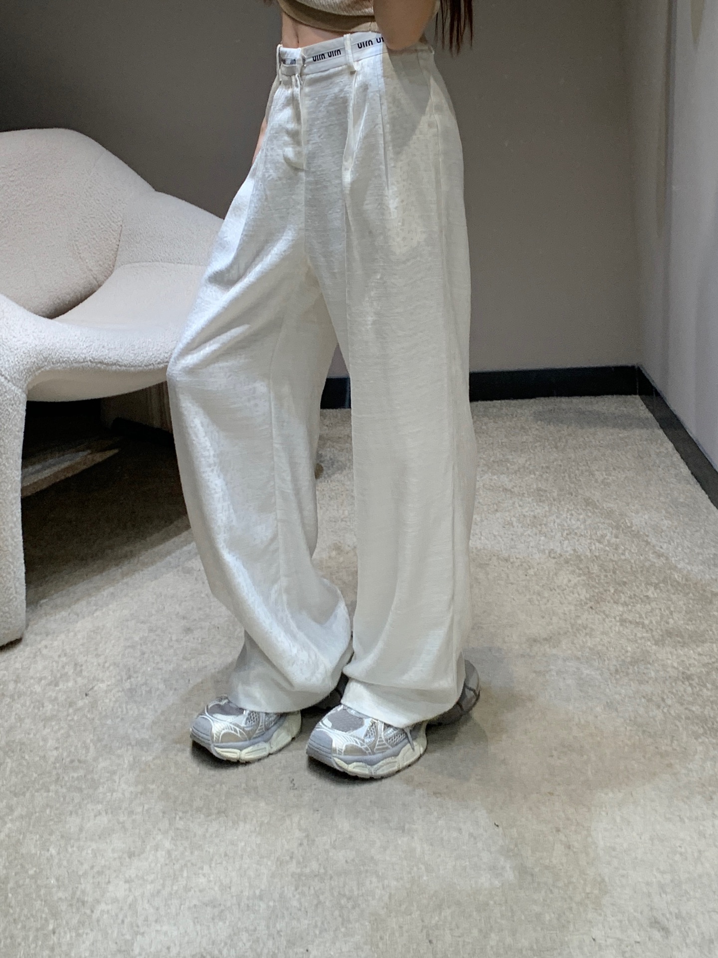 NO:326644,Batch Miumi* 25ss Spring and Summer New Style Letters Waist Casual Trousers | Exclusive High-end Production!  The wide-leg pants with huge legs that show off their long legs are super nice!  The must-have items are highly inclusive and can better modify the legs, make the legs look thinner and straighter, and the upper body is not bloated at all. The drooping feels very good. It is very OK to match various tops in daily life!  The small person can also wear a three-seven-point body proportions and unique and fashionable styles. In short, it is easy to wear and match!  Highly recommended!  Get it now!  S/M/L, miumiu,alexander wang19860909批 Miumi* 25ss春夏新款 字母腰头休闲长裤丨独家高版出品！巨显腿长的阔腿裤版型超级nice！时髦精必收单品包容性大 可以更好的修饰腿型 显得腿更细直 上身一点都不臃肿 垂感非常好日常搭配各种上衣都很OK！让小个子也能穿出三七分身材比例个性独特又时髦出街不撞款 总而言之就是好穿又好搭！强烈推荐！赶紧入手吧！现货发售 S/M/L,,miumiu,alexander wang,Women's clothing