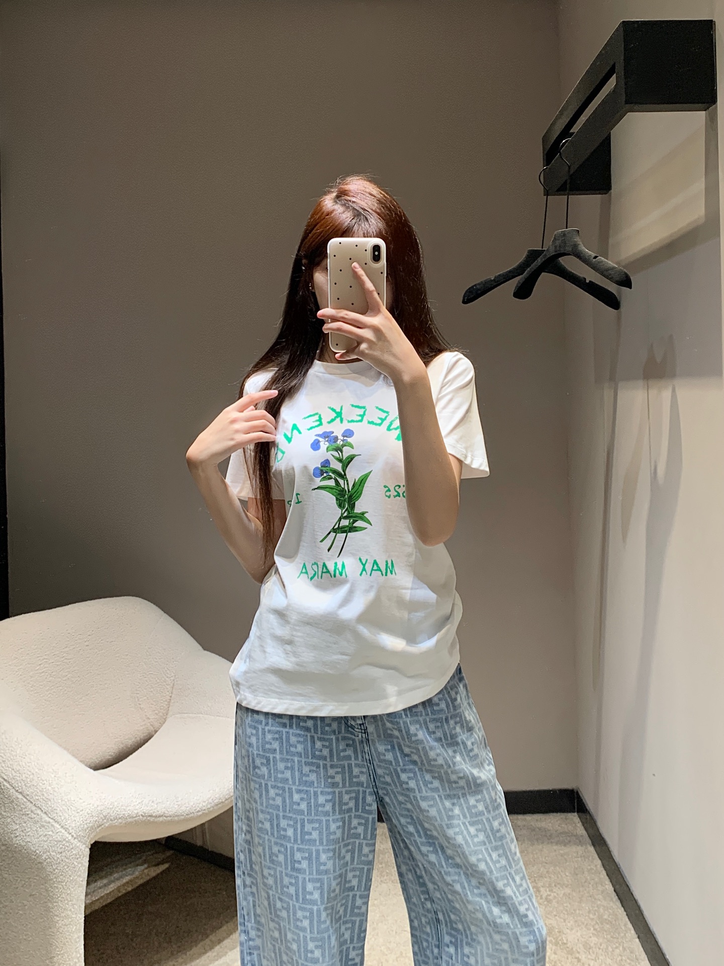 NO:326675,Max m*ra 25Ss spring and summer new style letter flower printed short-sleeved T-shirt | Exclusive yb development!  High-end production!  Decorated with high-quality craftsmanship, exquisite, elegant, refined, refined, age-reducing and soft. A ready-to-wear craftsmanship is cumbersome and time-consuming. Presenting a quality item. The upper body is fashionable and fashionable. The color is refreshing and age-reducing. Recommended to buy. Perfect workmanship quality depends on the details. S/M/L, T-shirt,tees, t-shirt,alexander wang is available in stock.19860909Max m*ra 25Ss春夏新款 字母花朵印花短袖T恤丨独家yb开发！高版出品！饰以高品质工艺 精致 清雅 脱俗 减龄柔美 一件成衣工艺繁琐耗时 呈现品质单品 上身洋气时髦 颜色清爽减龄 推荐入手 完美做工品质看细节.现货发售S/M/L,,T-shirt,tees，t-shirt,alexander wang,Women's clothing