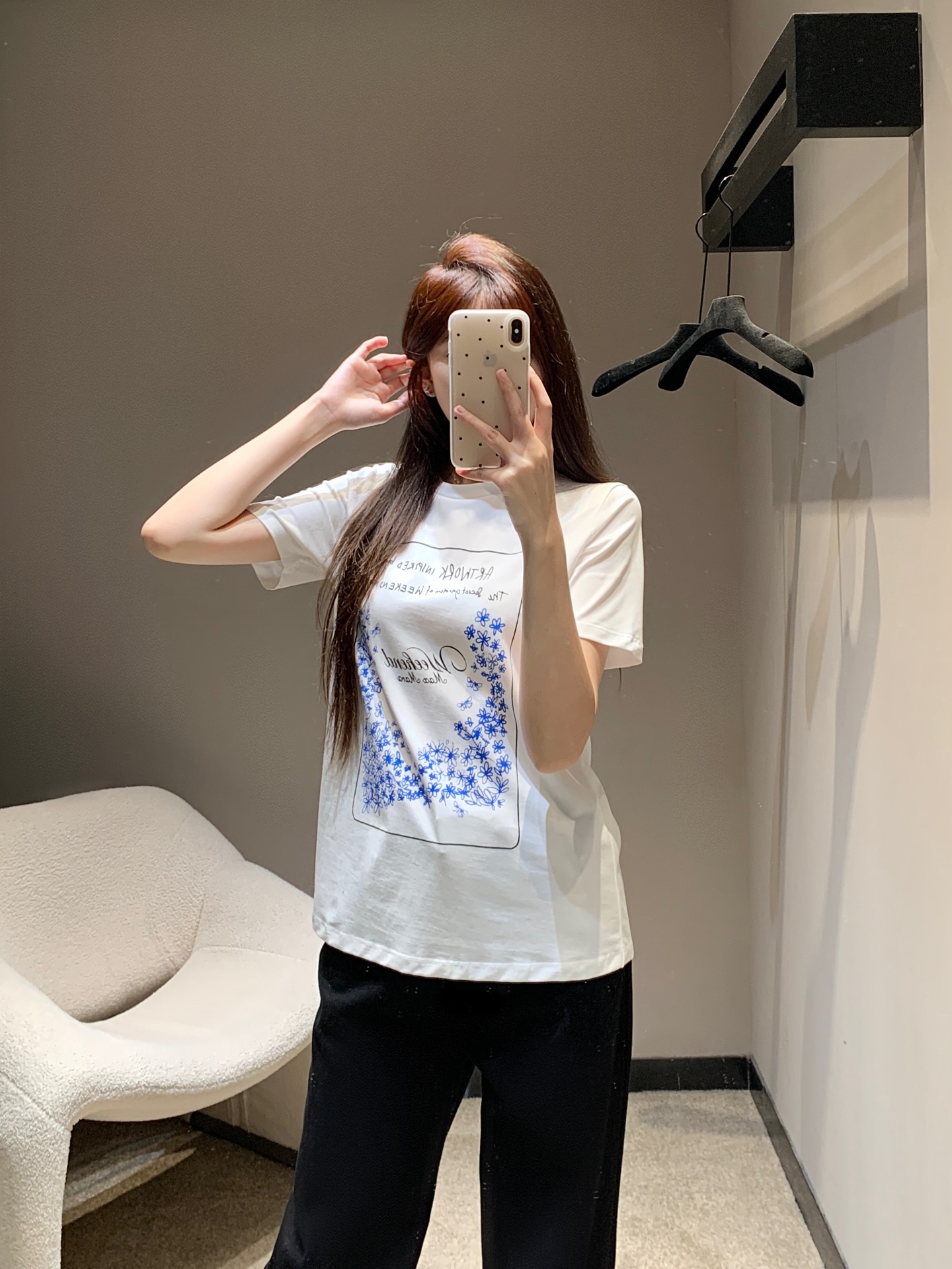 NO:326671,Max m*ra 25Ss spring and summer new style letter flower printed short-sleeved T-shirt | Exclusive yb development!  High-end production!  Decorated with high-quality craftsmanship, exquisite, elegant, refined, refined, age-reducing and soft. A ready-to-wear craftsmanship is cumbersome and time-consuming. Presenting a quality item. The upper body is fashionable and fashionable. The color is refreshing and age-reducing. Recommended to buy. Perfect workmanship quality depends on the details. S/M/L, T-shirt,tees, t-shirt,alexander wang is available in stock.19860909Max m*ra 25Ss春夏新款 字母花朵印花短袖T恤丨独家yb开发！高版出品！饰以高品质工艺 精致 清雅 脱俗 减龄柔美 一件成衣工艺繁琐耗时 呈现品质单品 上身洋气时髦 颜色清爽减龄 推荐入手 完美做工品质看细节.现货发售S/M/L,,T-shirt,tees，t-shirt,alexander wang,Women's clothing