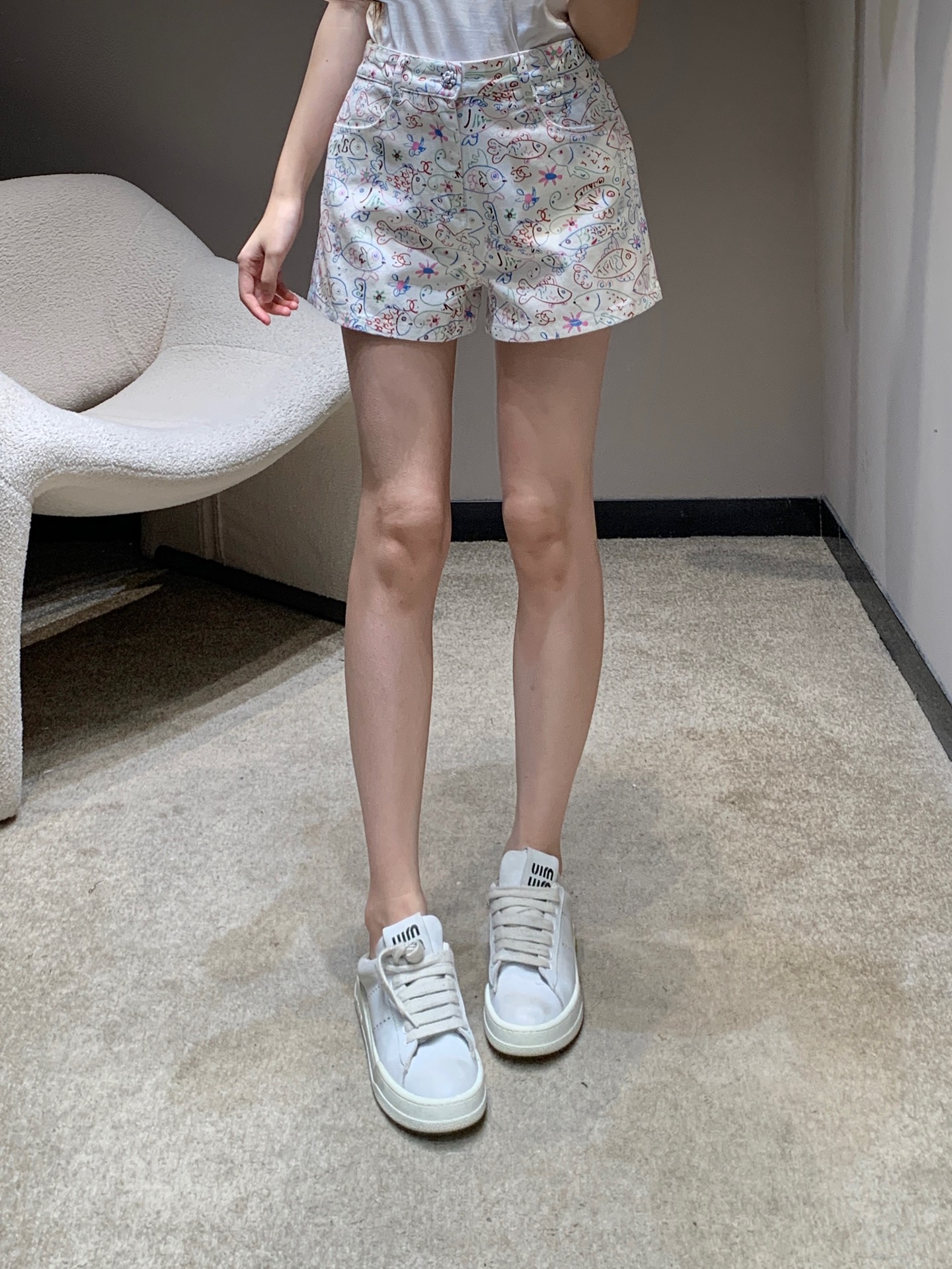 NO:326662,Chane* 25C ​​early spring new style, colorful graffiti small fish printed denim shorts丨Exclusive high-end production!  Fashionable essential items are classic high-waisted small A-line style tailoring design, which makes you look slim and tall, and the lines that fit the waist and hips are beautiful. You can wear them in minutes and have long legs. It is very fashionable and versatile. The high-end aura is easy to grasp [666] It is slimming and versatile, and the details are perfect and in place!  Fashion items that cannot be refused~ Sisters!  Bounce!  S/M/L, Chanel, shorts, alexander wang19860909Chane* 25C早春新款 彩色涂鸦小鱼印花牛仔短裤丨独家高版出品！时髦精必收单品经典高腰小A字版型剪裁设计 显瘦显高 贴合腰臀的线条优美 穿上分分钟大长腿 非常时髦百搭 高级气场轻松拿捏[666]显瘦百搭绝绝子 细节完美到位！无法拒绝的时尚单品～姐妹们！冲冲冲！现货发售S/M/L,,chanel,shorts,alexander wang,Women's clothing