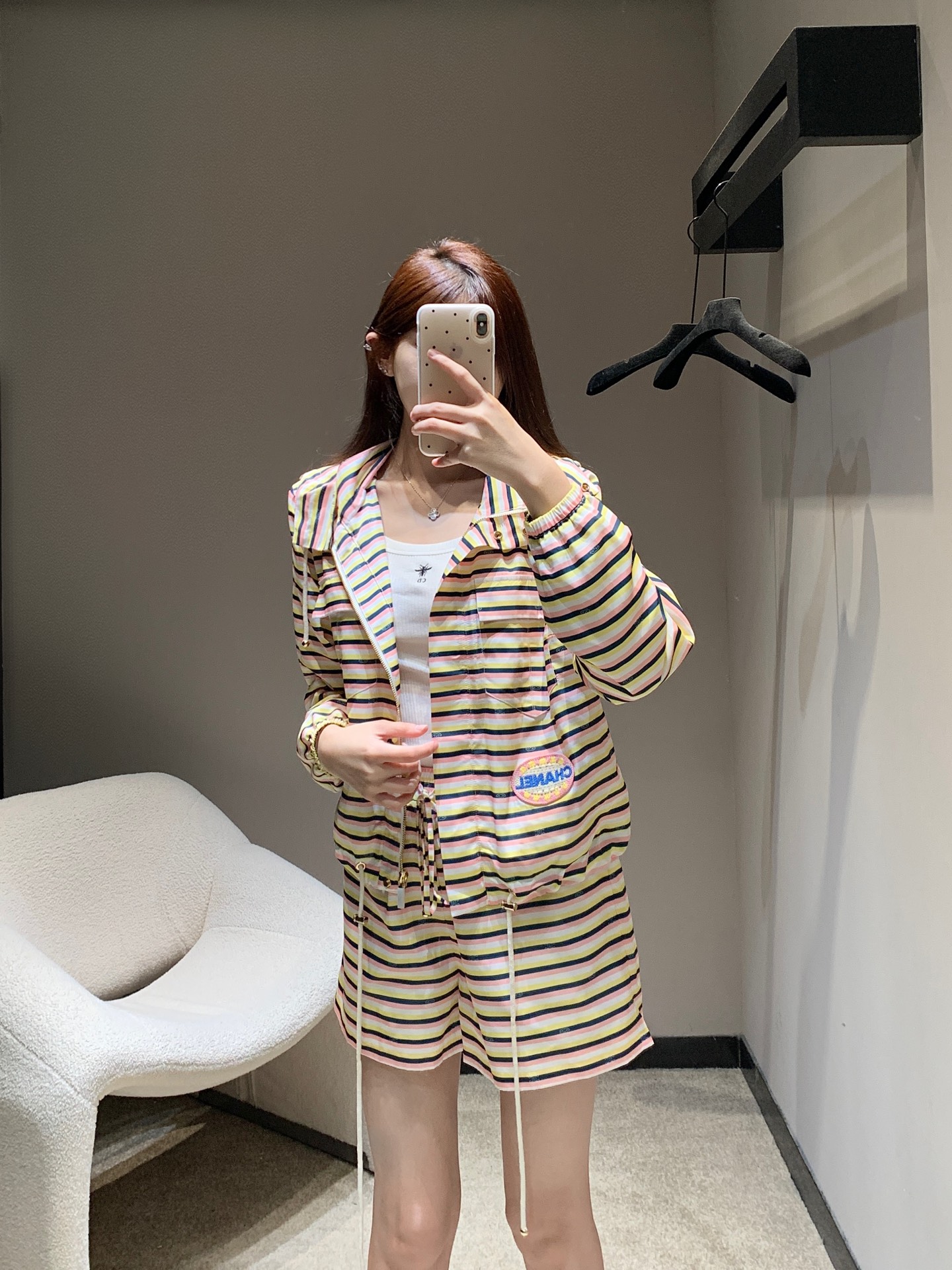 NO:317964,Crack Chane* 25Ss Spring and Summer New Style Micro-Seal Striped Hooded Jacket   Shorts Set | Exclusive High-end Production!  Four-color stripes all over the body are intertwined, embellished with double C logos, low-key showing luxury, style makes the style more youthful and lively. The elastic adjustment of the top hem is elastic and concealed zipper flap pocket design forms a structural collision, adding a casual and fashionable feeling of work clothes, and richer visual effects. Colorful embroidered logos on the waist are enhanced. Brand recognition is improved. Matched with the same series of shorts. The striped drawstring design echoes the trend positioning. Complete set of upper body, fashionable and fashionable. S/M/L, chanel, shorts, jackets & coats, hats, alexander wang19860909批 Chane* 25Ss春夏新款 微章条纹连帽外套 短裤套装丨独家高版出品！通体四色条纹交错 点缀双C徽标 低调彰显奢华 格调更显年轻活泼 上衣下摆弹力调节松紧隐藏式拉链翻盖口袋设计 形成结构性碰撞 增添工装休闲时尚感 视觉效果更显丰富 腰侧点缀彩色刺绣徽标 品牌识别度提升 搭配同系列短裤 条纹抽绳设计呼应 彰显潮流定位 成套上身 时髦洋气 现货发售S/M/L,,chanel,shorts,jackets & coats,hats,alexander wang,Women's clothing