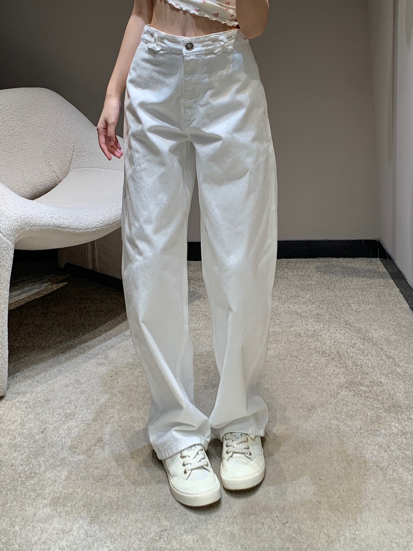 NO:320032,Crack Chane* 25p early spring new product waist logo jeans | Exclusive yb development!  High-end production!  This pair of jeans is a very difficult pair of jeans. Although the whole pair of jeans looks white, they have to go through three washes, so the white has a little bit of old texture. It can be said that this year's pair of jeans!  S/M/L, Chanel, jeans, alexander wang19860909批 Chane* 25p早春新品 腰间logo牛仔裤丨独家yb开发！高版出品！这条牛仔裤是非常难做的一条牛仔裤,整条牛仔裤看起来虽然是白色的,但是要经过三道水洗工艺,所以说白色里头是带有一点点旧的质感的,可以说是今年一条神裤！现货发售S/M/L,,chanel,jeans,alexander wang,Women's clothing