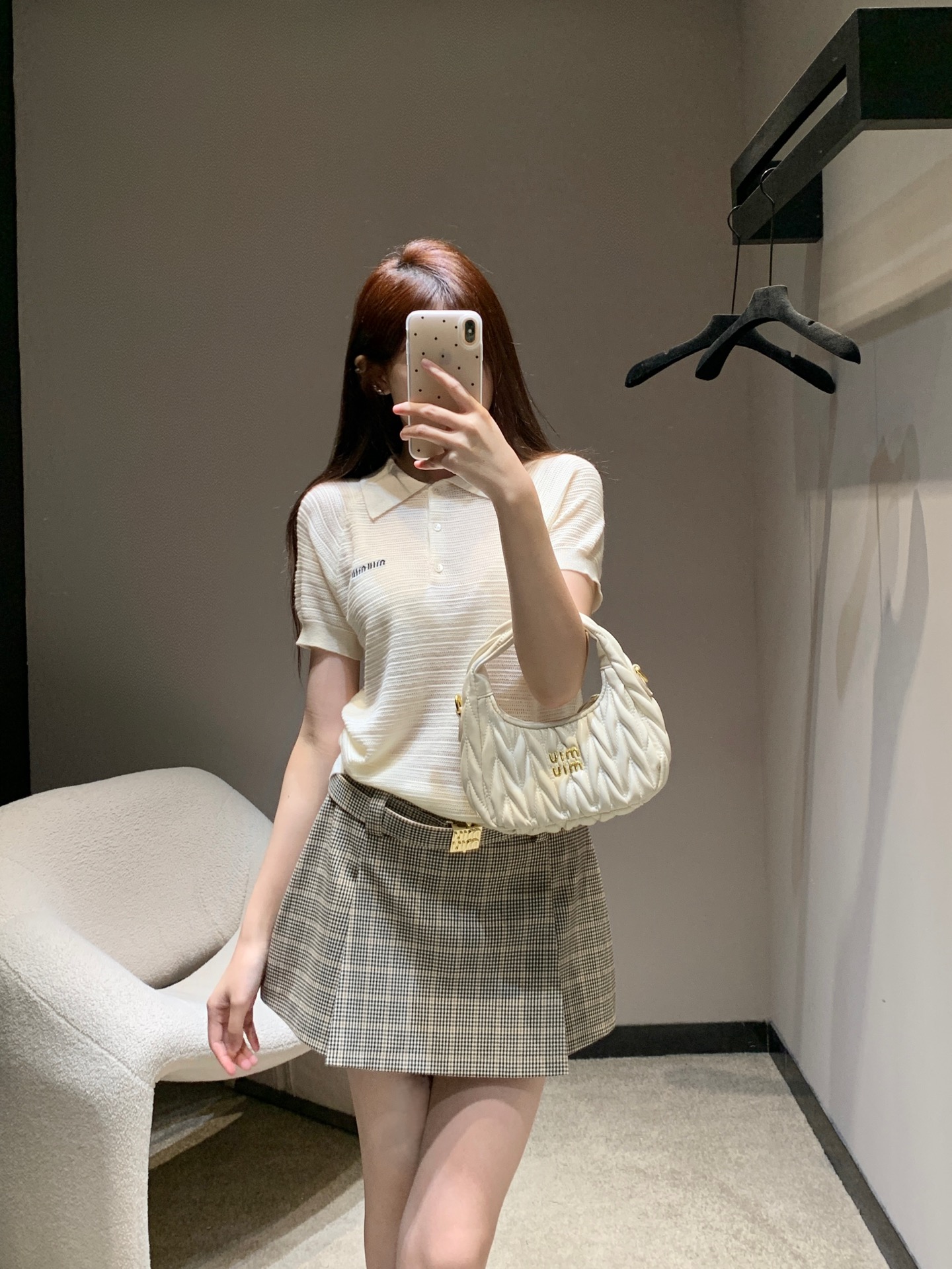 NO:317966,Miumi* 25Ss early spring new style intellectuals' empty polo collar top | Exclusive yb development!  High-end production!  The imported cashmere mulberry silk mixed yarn is delicate and comfortable, with a cool and elegant feel for the girlish style. The short design reduces age and makes you look sweet. The custom style makes you look slim!  I don’t want to be beautiful in my upper body!  S/M/L, miumiu, alexander wang19860909批 Miumi* 25Ss早春新款 知识分子分缕空polo领小上衣丨独家yb开发！高版出品！进口山羊绒桑蚕丝混合纱线细腻舒适,缕空清凉感气质少女风小短款设计减龄甜美气息.定制版型上身巨显瘦！上身美的不要不要的！现货发售S/M/L,,miumiu,alexander wang,Women's clothing