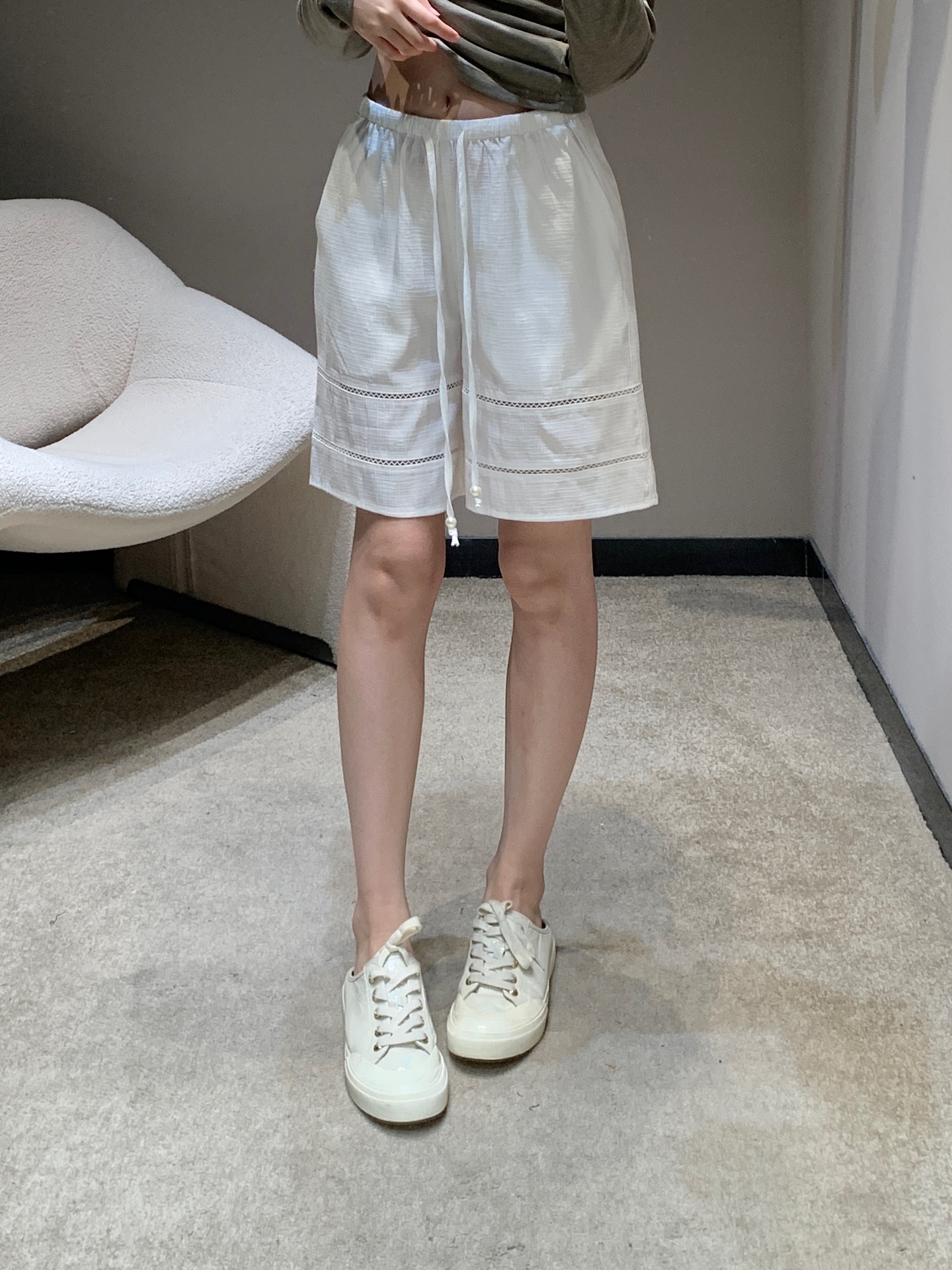 NO:320034,Crack Chane* 25P Early Spring New Drawstring Hollow Casual Shorts | Exclusive YB Development!  High-end production!  This classic and versatile white shorts are indispensable in the summer wardrobe. The simpler the basic style, the more attention it pays to details and style. This style is impeccable and casually matched in both the fabric and the upper body style!  A versatile expert who is comfortable and easy to wear is a must-have!  S/M/L, Chanel, shorts, alexander wang19860909批 Chane* 25P早春新款 抽绳镂空休闲短裤丨独家yb开发！高版出品！夏天衣柜里必不可少的就是这款经典百搭白色短裤 越是简单的基础款越注重细节和版型,这款无论是面料还是上身版型都是无可挑剔随意搭配都很！舒服又好穿的百搭小能手、必入必入！现货发售S/M/L,,chanel,shorts,alexander wang,Women's clothing