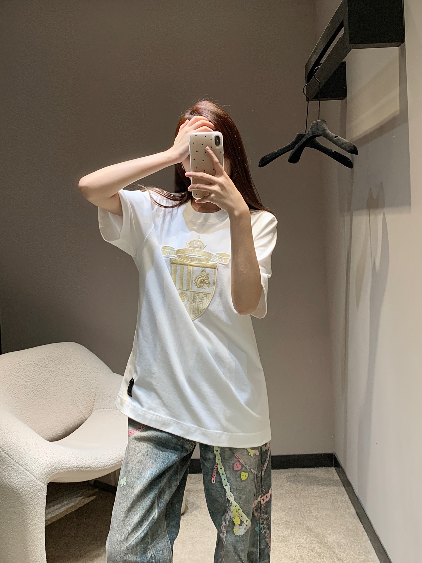 NO:320030,Fen*i 25ss Spring and Summer New Style Badge Embroidery Classic Micro-Broad Round Neck Short-Sleeve T-Shirt丨Exclusive High-Performance Production!  The same style as men and women, the classic small round neck design is simple and easy to wear, and it attracts a lot of attention when walking on the street!  The youthful and energetic feel is loose and not picky about the figure at all!  It is inclusive and covers the flesh and makes you look thin!  Both appearance and comfort!  Custom fabrics with 100% textures that are super comfortable!  It's a perfect versatile model. I'll close my eyes and rush it!  S/M/L, fendi, T-shirt,tees, t-shirt,alexander wang19860909批 Fen*i 25ss春夏新款 徽章刺绣经典款微阔圆领短袖T恤丨独家高版出品！男女同款 经典的小圆领设计简洁好穿 走在街上吸睛度满分！青春又活力的感觉宽松版型完全不挑身材！包容性好遮肉显瘦！颜值与舒适兼具！穿出街回头率百分百定制面料 质感超级舒适！妥妥的百搭款 都给我闭眼冲！现货发售S/M/L,,fendi,T-shirt,tees，t-shirt,alexander wang,Women's clothing