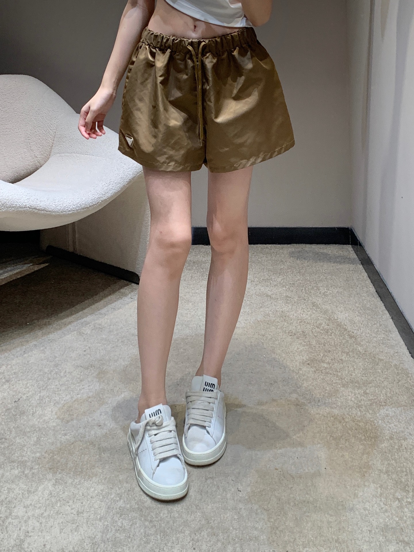 NO:319803,Batch Prad* 25Ss early spring new style, triangle decorative elastic waist casual shorts | Exclusive high-end production!  A stylish and functional item!  High-end texture, tasteful, casual and handsome!  Customized nylon fabrics are windproof and waterproof, and the cabinet quality is required to perfect the workmanship and quality depends on the details. S/M/L is available in stock, prada, shorts, alexander wang19860909批 Prad* 25Ss早春新款 三角标装饰松紧腰休闲短裤丨独家高版出品！兼具时尚与功能性单品！高级质感 自带品味,休闲帅气！定制尼龙面料防风又防水,要求柜柜品质的来完美做工品质看细节,现货发售S/M/L,,prada,shorts,alexander wang,Women's clothing