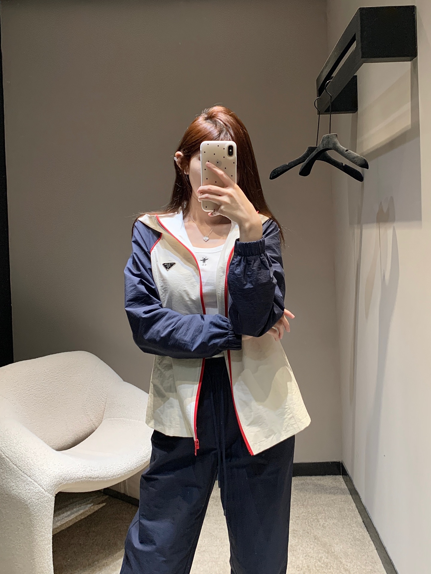 NO:319816,Batch Prad* 25Ss early spring new style, contrasting color tie-edge triangle decoration, hooded zipper jacket   straight trouser suit丨Exclusive high-end production!  This age-reducing suit is so good-looking. Contrast color design, casual sports style, super stylish suit design, triangular brand fashion charm, popular nylon fabric, a set of upper body, age-reducing and youthful and energetic, fashionable outfits that are both casual and sporty, S/M/L,,prada, jackets & coats,hats,alexander wang19860909批 Prad* 25Ss早春新款 撞色捆边三角标装饰 连帽拉链外套 直筒长裤套装丨独家高版出品！这款减龄套装重太好看了吧 撞色设计 休闲运动版型 超级有型的套装设计 三角标品牌时尚魅力 高人气的尼龙面料 一套上身超显比例 减龄又富有青春活力 休闲运动兼备的时髦穿搭 现货发售S/M/L,,prada,jackets & coats,hats,alexander wang,Women's clothing