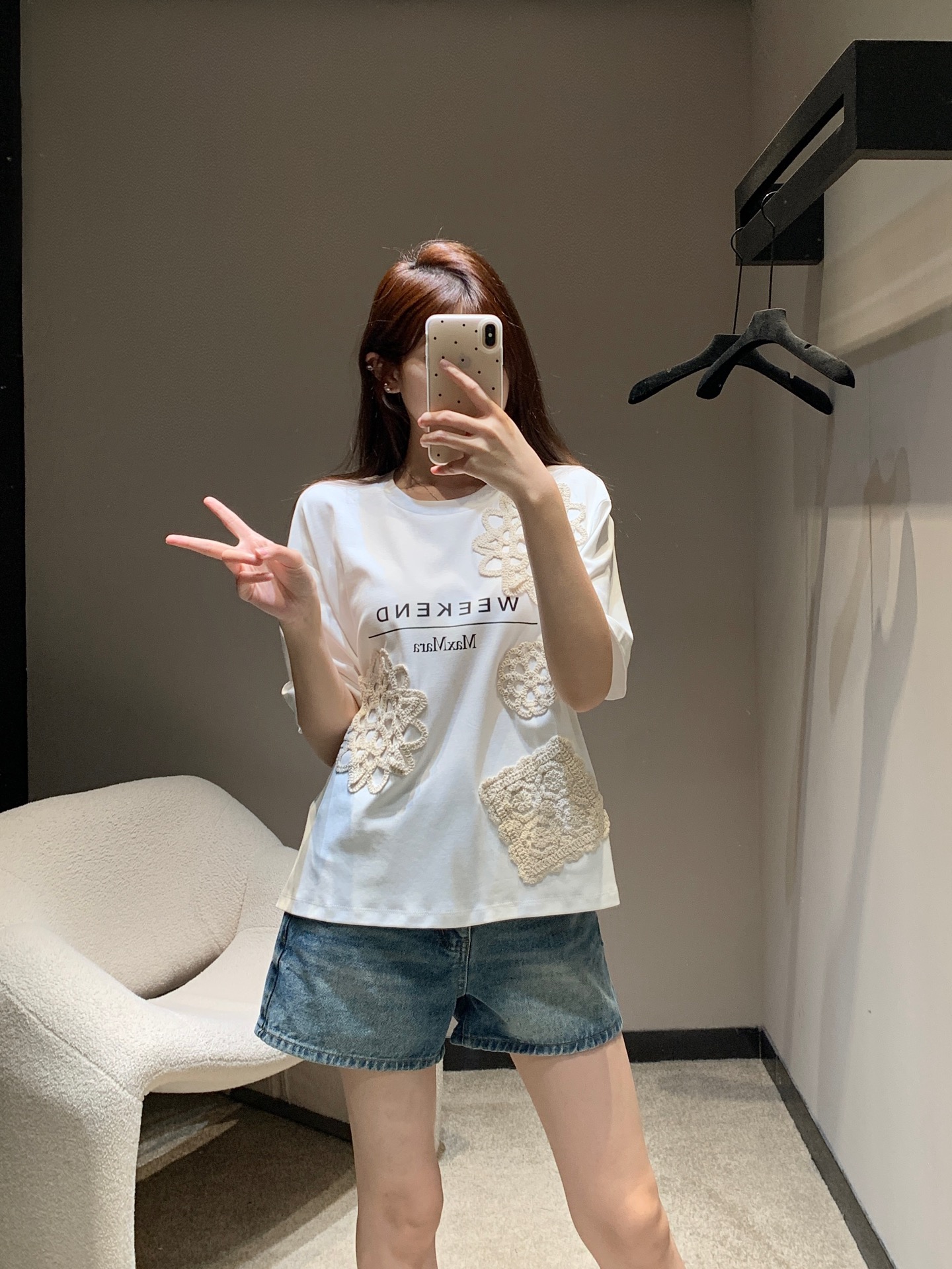 NO:319806,MaxM*ra 25Ss spring and summer new style versatile pure cotton wool flower round neck short-sleeved T-shirt | Exclusive yb development!  High-end production!  Full of design sense and full of youthful vitality. It's really hard not to love it!  The concave shape is a perfect look. The classic small round neck design is simple and easy to wear. It is eye-catching when walking on the street!  Custom fabrics are super comfortable!  Close your eyes and rush!  S/M/L, T-shirt,tees,t-shirt,alexander wang19860909批 MaxM*ra 25Ss春夏新款 百搭纯棉毛线花朵圆领短袖T恤丨独家yb开发！高版出品！设计感十足 满满的青春活力 真的狠难不爱啊！凹起造型来妥妥的好看经典的小圆领设计简洁好穿 走在街上吸睛度满分！定制面料 质感超级舒适！都给我闭眼冲！现货发售S/M/L,,T-shirt,tees，t-shirt,alexander wang,Women's clothing