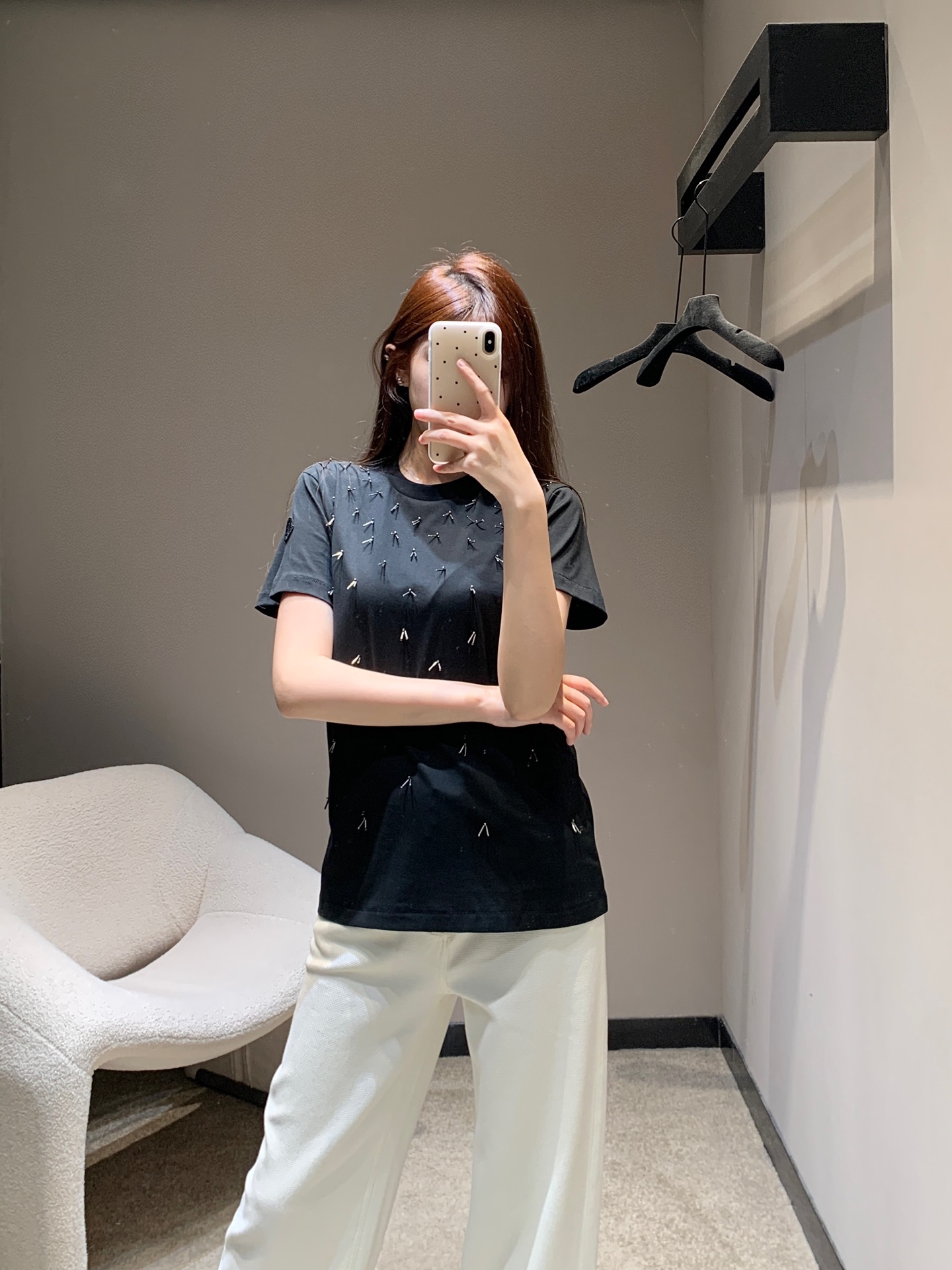 NO:319804,Moncl*r 25Ss spring and summer new style handmade beaded seal cotton round neck short-sleeved T-shirt | Exclusive yb development!  High-end production!  The perfect length of the clothes is super inclusive and has a versatile style!  It's really hard not to make people feel moved~ Whether it's single or layered, it's YYDS details. Online, the temperament of a celebrity is definitely on the top of the body. Sisters, just feel at ease!  S/M/L, T-shirt,tees,t-shirt,alexander wang19860909批 Moncl*r 25Ss春夏新款 手工钉珠饰章仔棉质圆领短袖T恤丨独家yb开发！高版出品！恰到好处的衣长上身包容性超强 百搭版型绝绝子！真的很难不让人心动啊～无论单穿还是叠穿都是YYDS细节在线上身妥妥的名媛气质 姐妹们 放心入就对了！现货发售S/M/L,,T-shirt,tees，t-shirt,alexander wang,Women's clothing