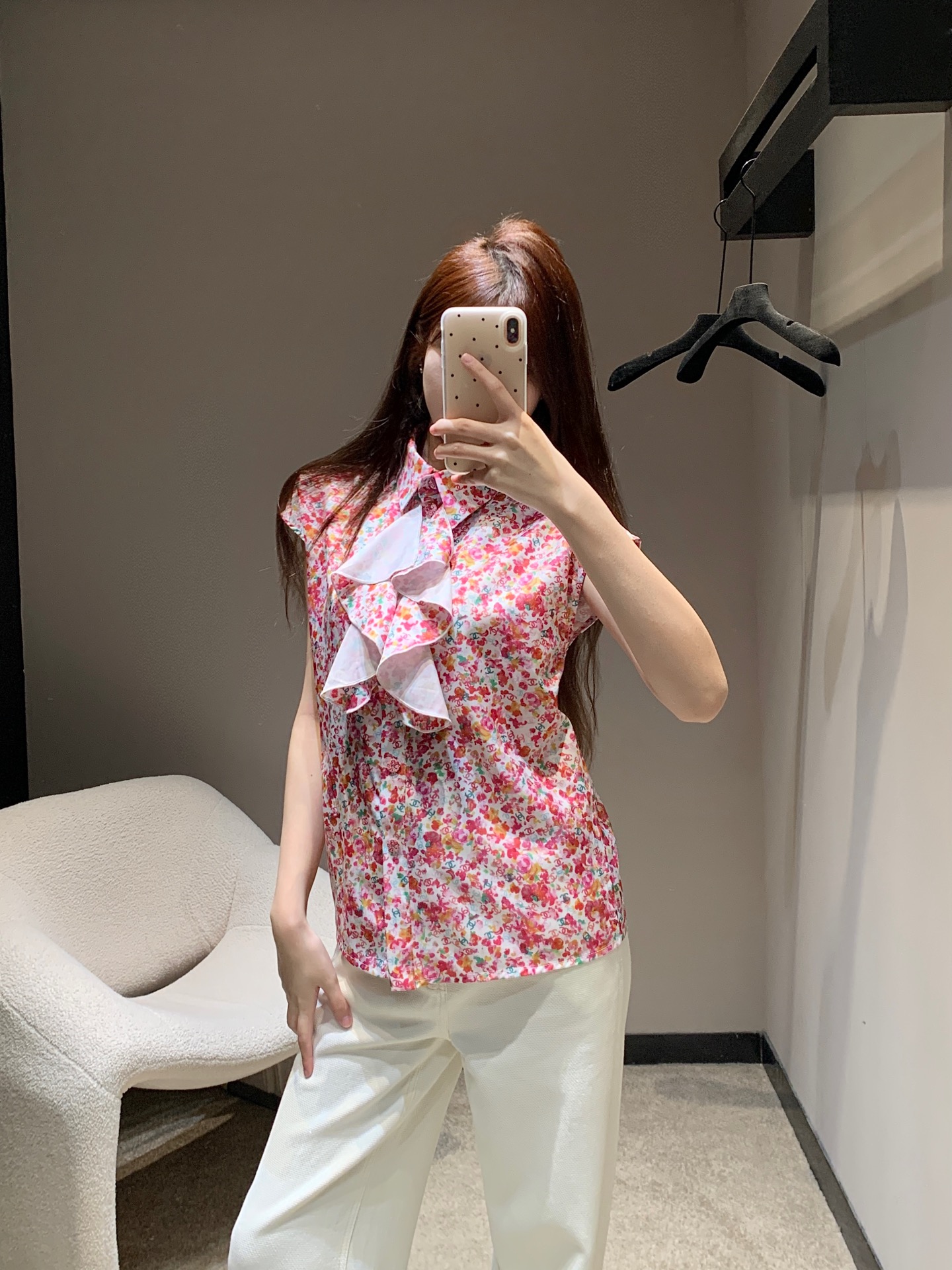 NO:317949,Batch Chane* 25P Summer New Style Floral Sleeveless Shirt丨Exclusive YB Development!  High-end production!  This year's new color florals have good color saturation and a retro and fresh atmosphere. The upper body is very fashionable. The fabric is comfortable and unrestrained. The upper body looks good and doesn't know how to pick the figure. The loose style is free and unrestrained. Elegant and lazy style. S/M/L is available in stock, chanel,shirts,alexander wang19860909批 Chane* 25P夏季新款 碎花无袖衬衫丨独家yb开发！高版出品！ 今年新款的彩色系碎花 色彩饱和度很好自带复古小清新的氛围感 上身非常洋气 面料舒适无束缚 上身好看也不太会挑身材~宽松版型 自在无拘束 优雅又慵懒的风情 现货发售S/M/L,,chanel,shirts,alexander wang,Women's clothing